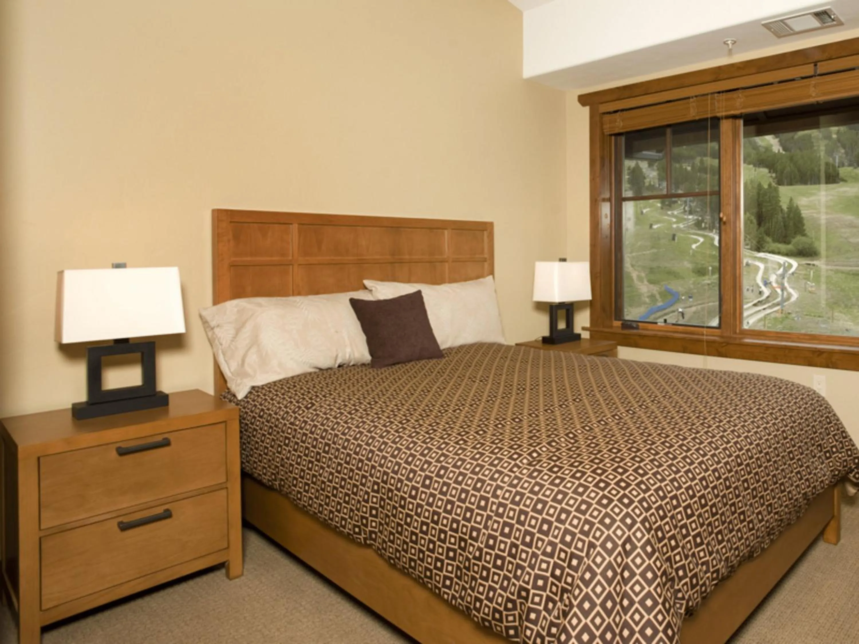 Bedroom, Bed in One Ski Hill, A RockResort