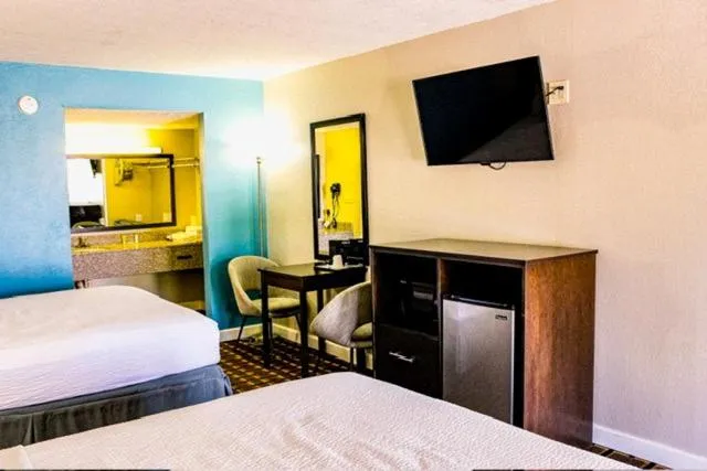 Communal lounge/ TV room, Bed in Days Inn by Wyndham Little River