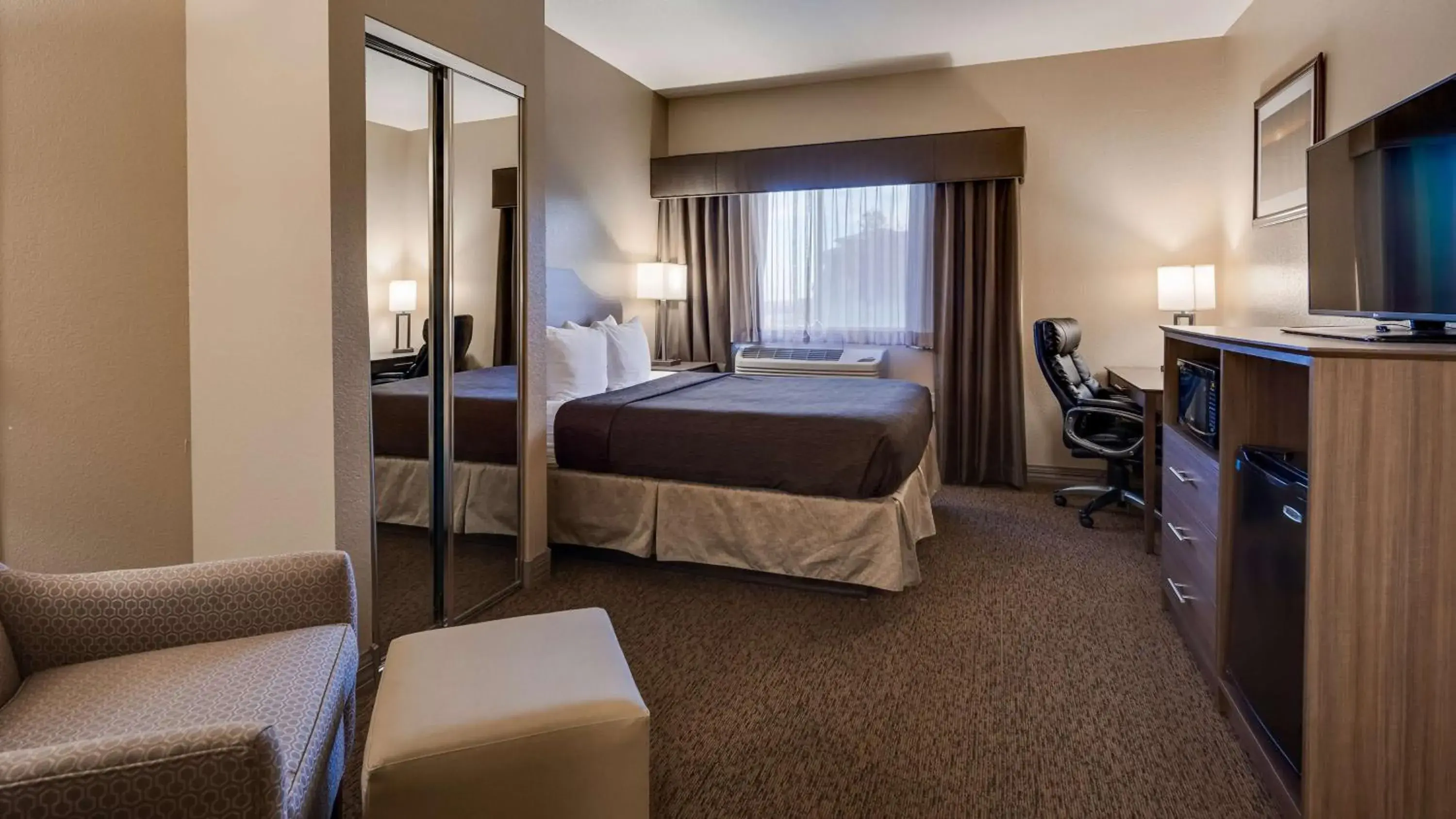 Photo of the whole room, Bed in Best Western El-Quartelejo Inn & Suites Photo of the whole room, Bed in Best Western El-Quartelejo Inn & Suites