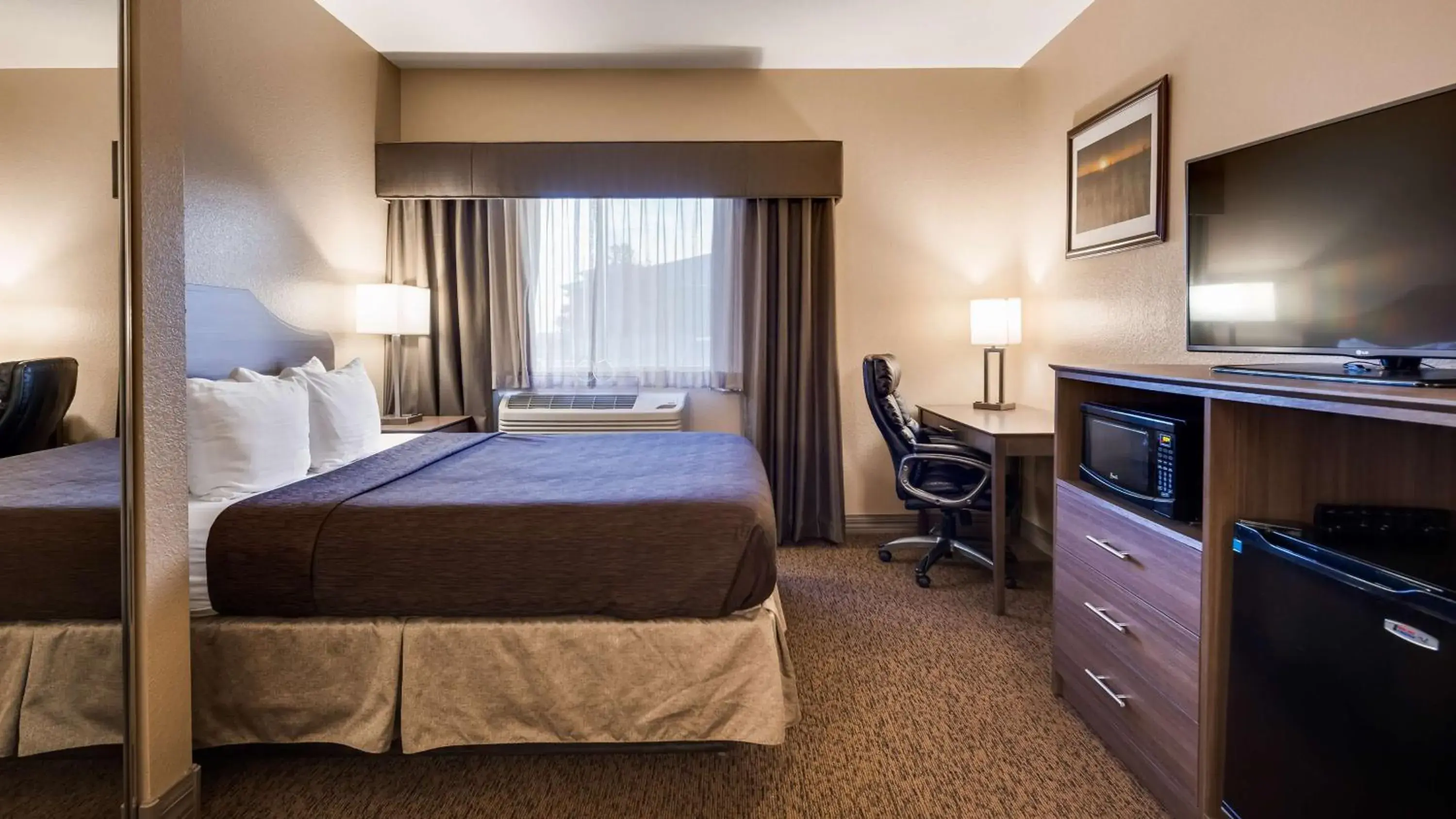 Photo of the whole room, Bed in Best Western El-Quartelejo Inn & Suites Photo of the whole room, Bed in Best Western El-Quartelejo Inn & Suites