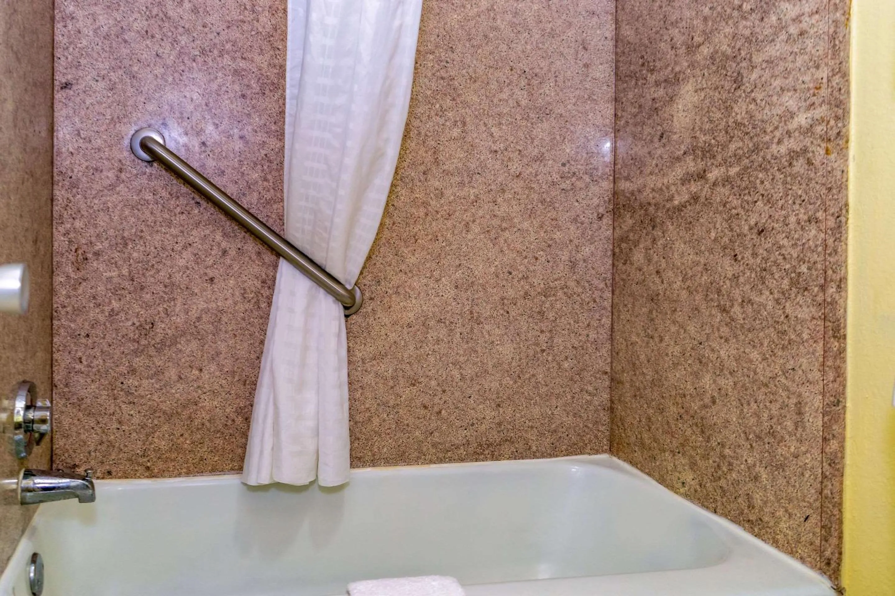 Bathroom in Econo Lodge Weldon - Roanoke Rapids