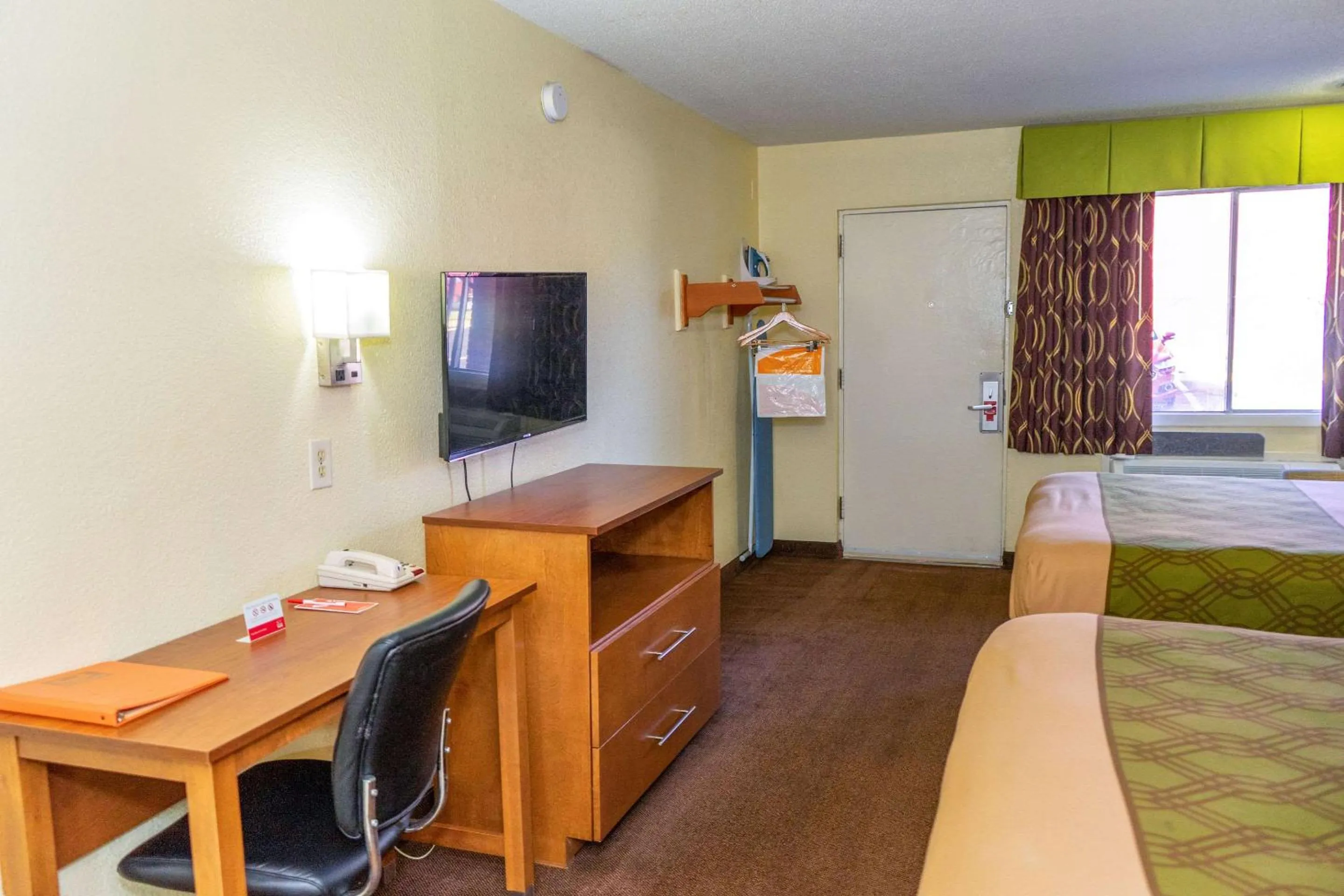 Photo of the whole room in Econo Lodge Weldon - Roanoke Rapids