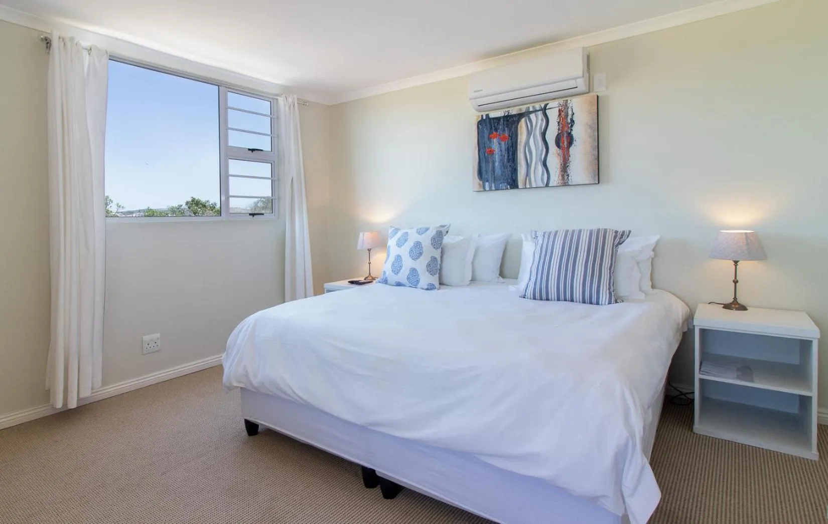 Photo of the whole room, Bed in Alfred View