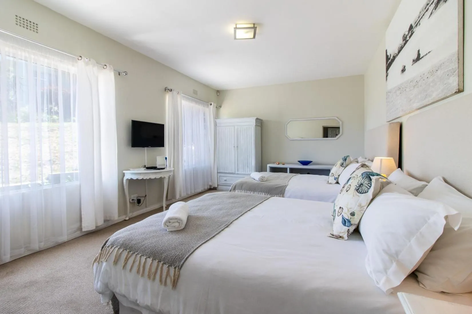 Photo of the whole room, Bed in Alfred View