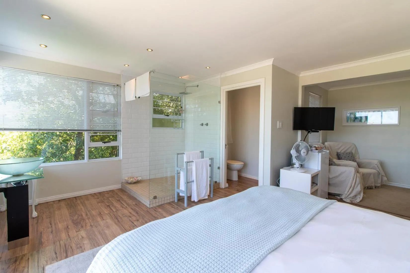 Photo of the whole room, Bed in Alfred View