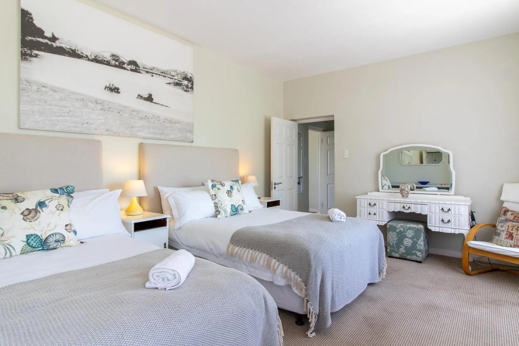 Photo of the whole room, Bed in Alfred View