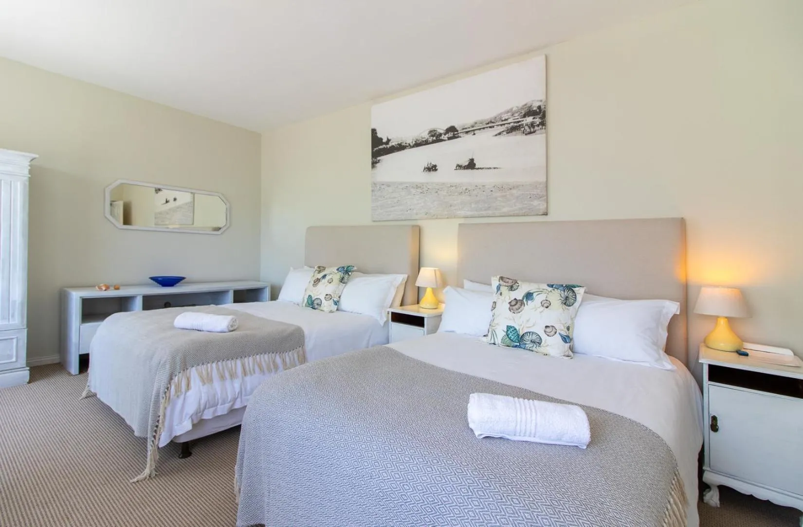 Photo of the whole room, Bed in Alfred View