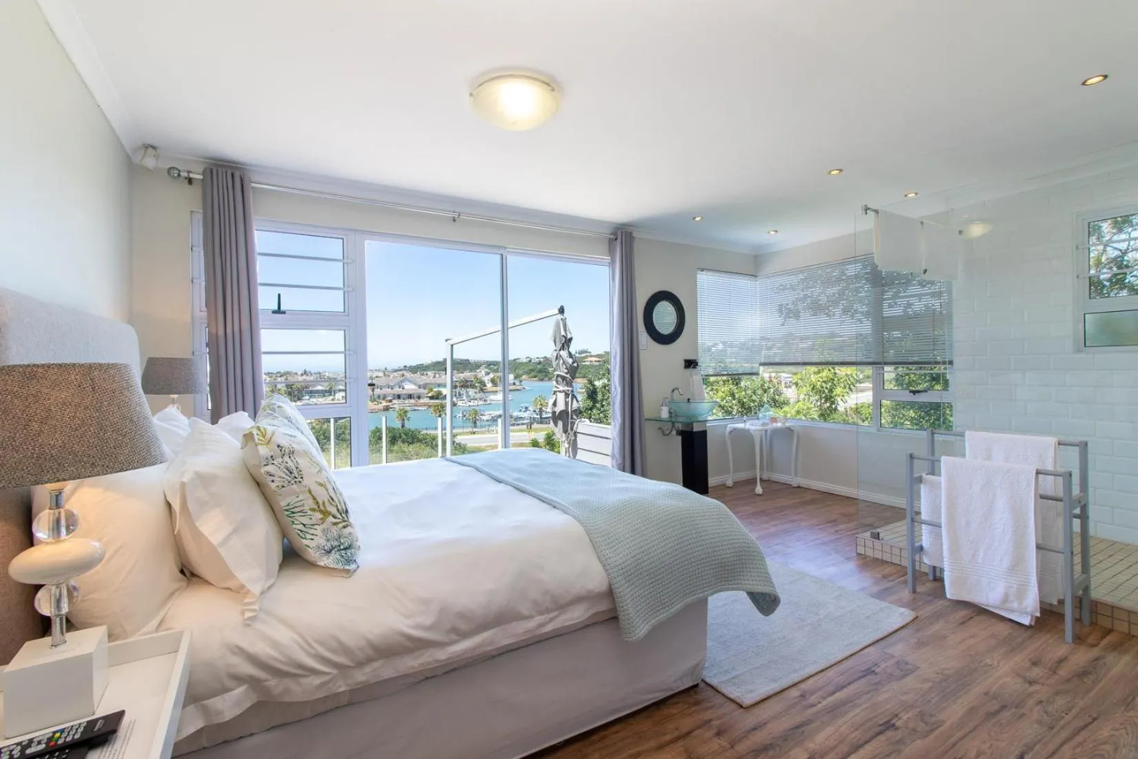 Photo of the whole room, Bed in Alfred View