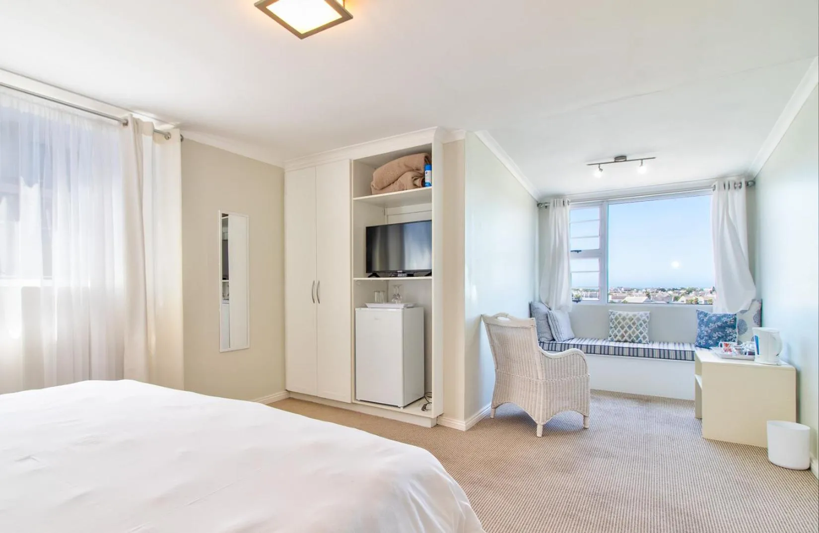 Photo of the whole room, Bed in Alfred View