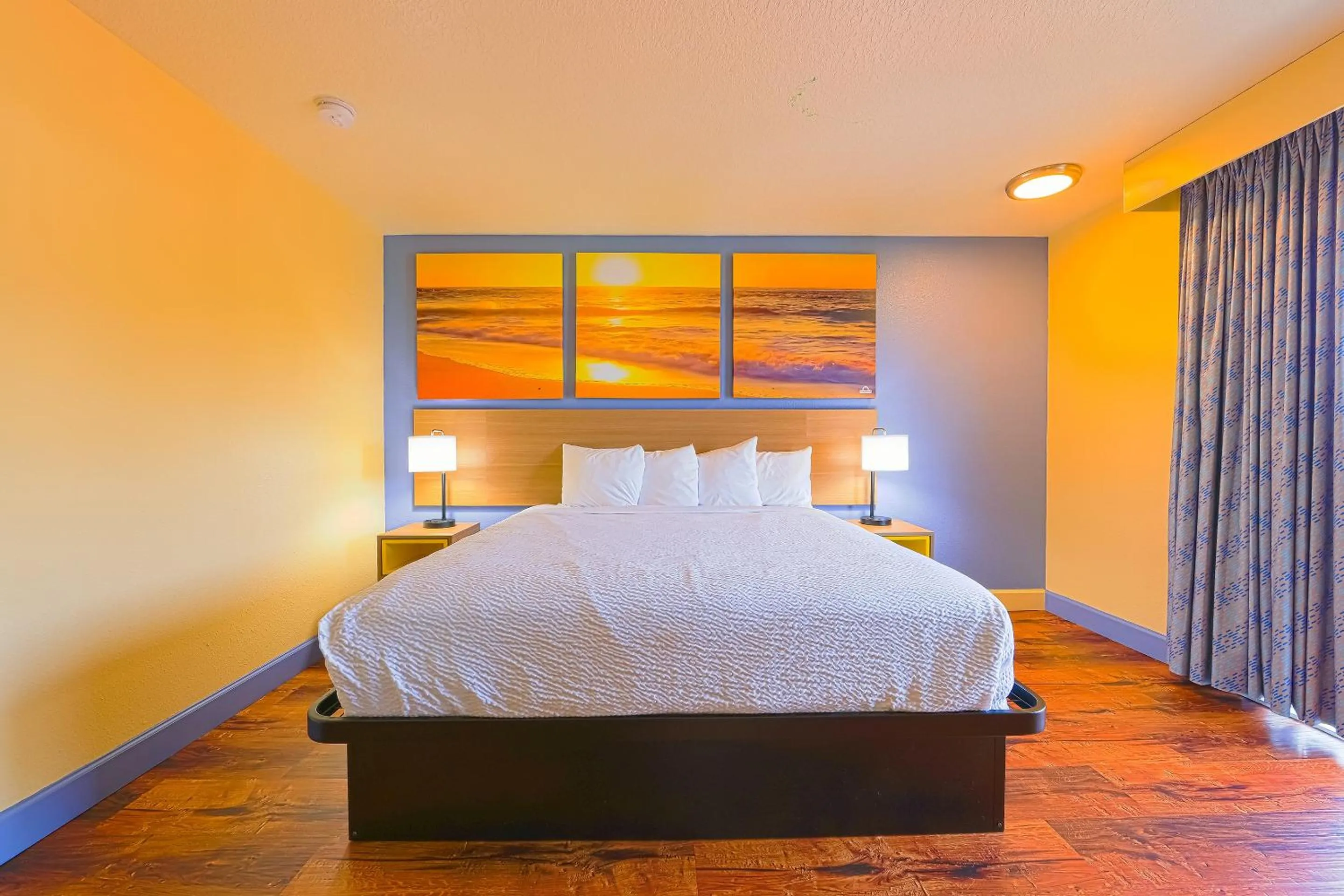 Bedroom, Bed in Coastal Inn by OYO Lincoln City - Oregon Coast Hwy