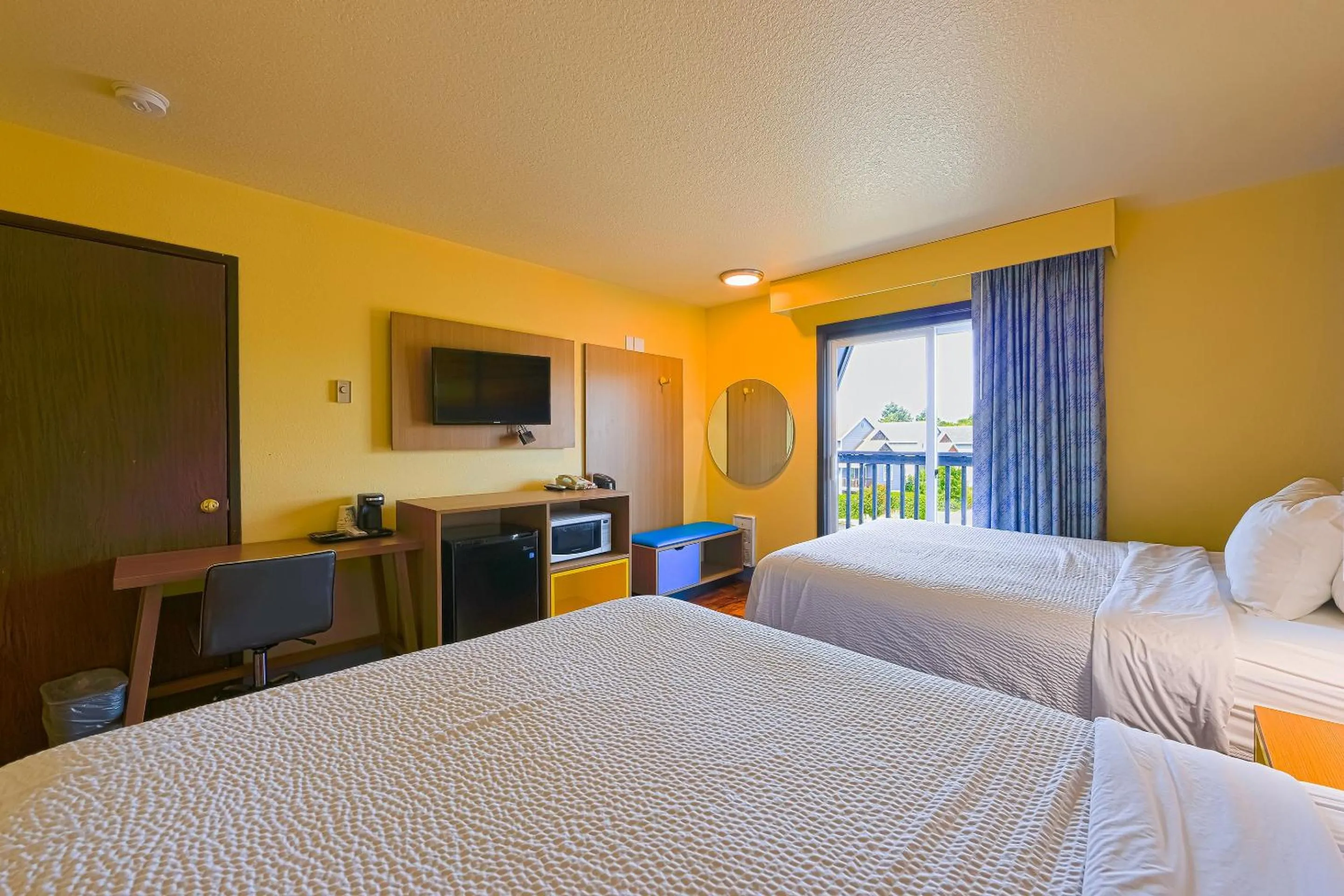 Bedroom, Bed in Coastal Inn by OYO Lincoln City - Oregon Coast Hwy