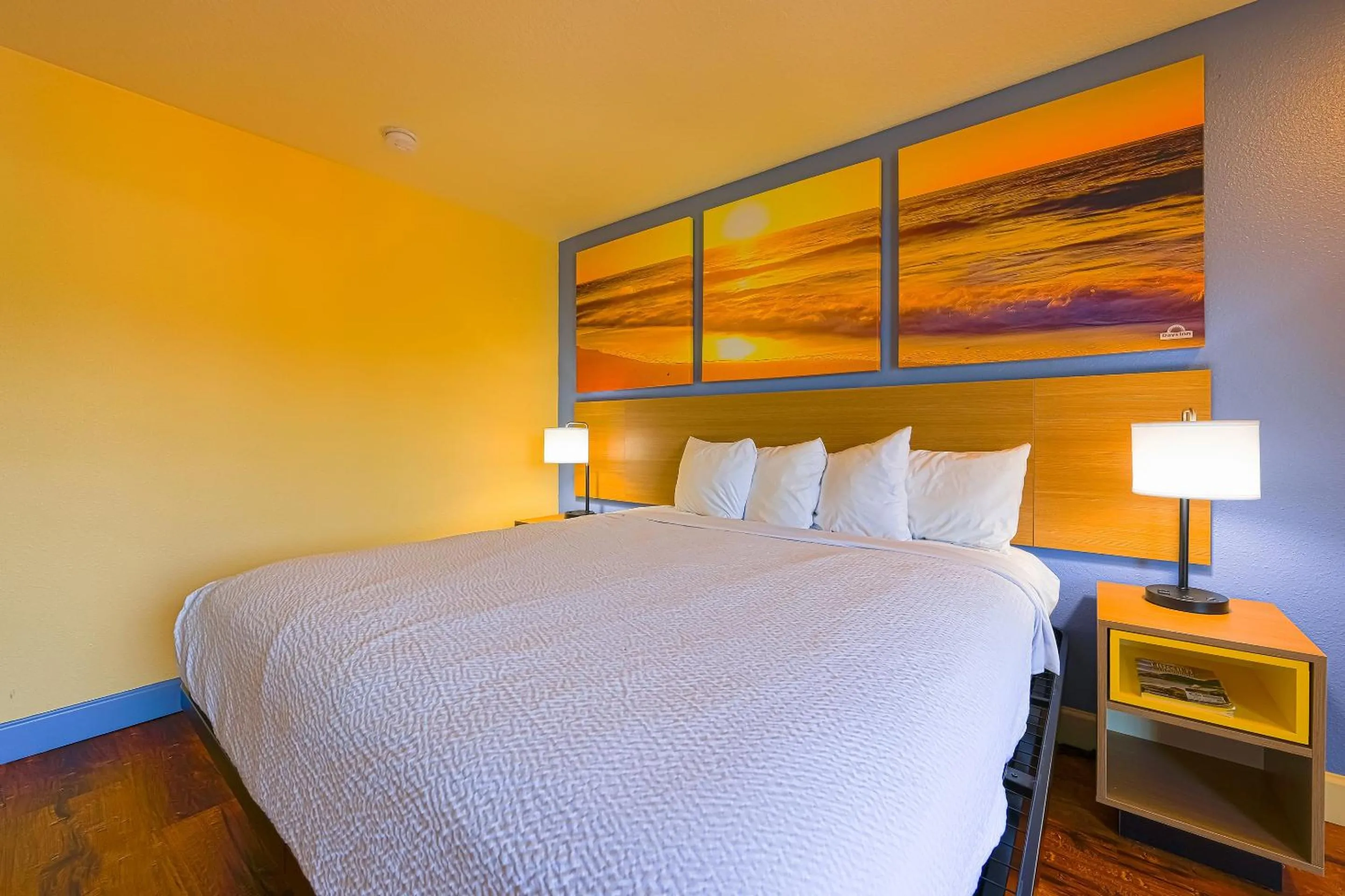 Bedroom, Bed in Coastal Inn by OYO Lincoln City - Oregon Coast Hwy