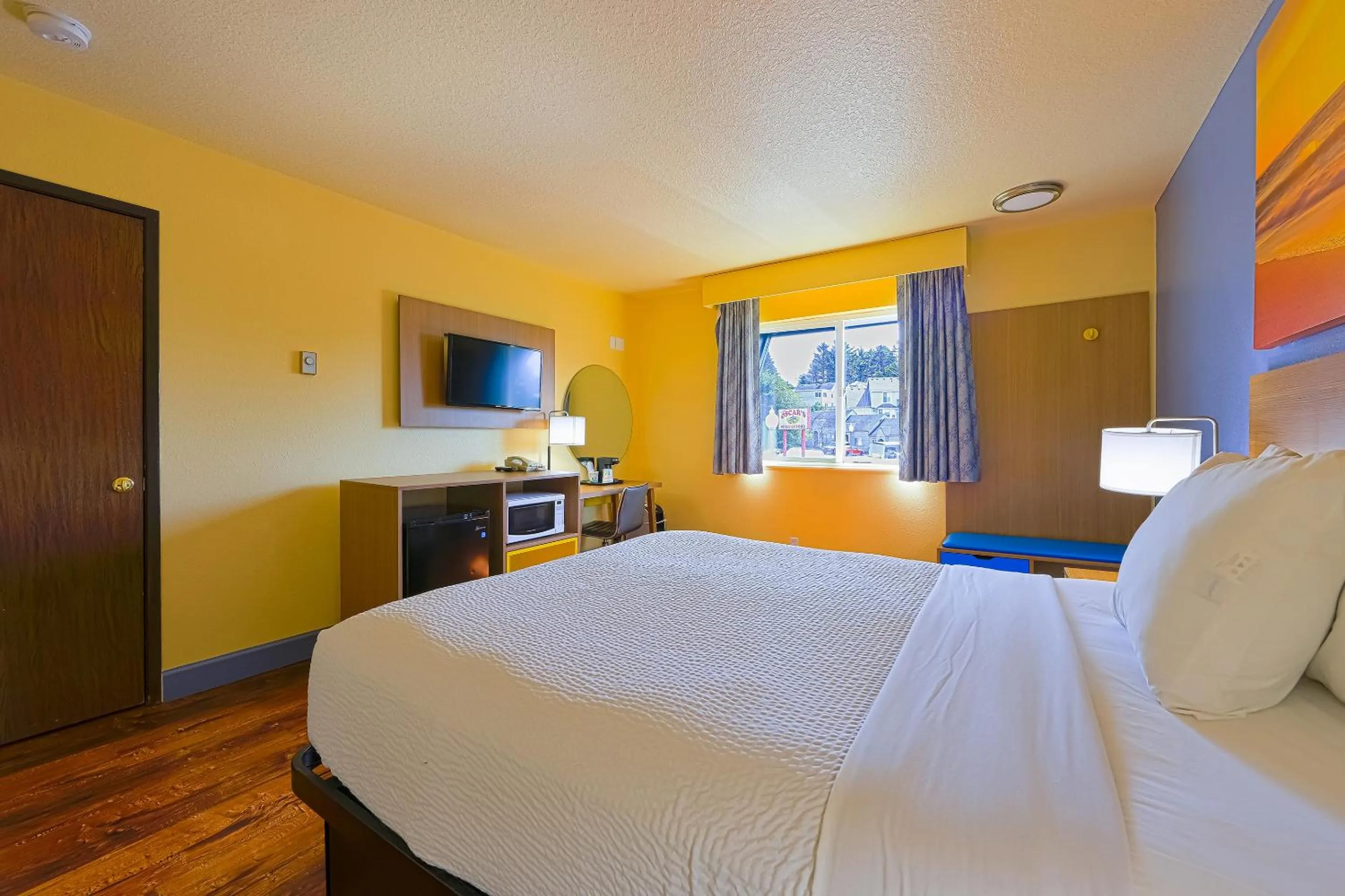 Bedroom, Bed in Coastal Inn by OYO Lincoln City - Oregon Coast Hwy