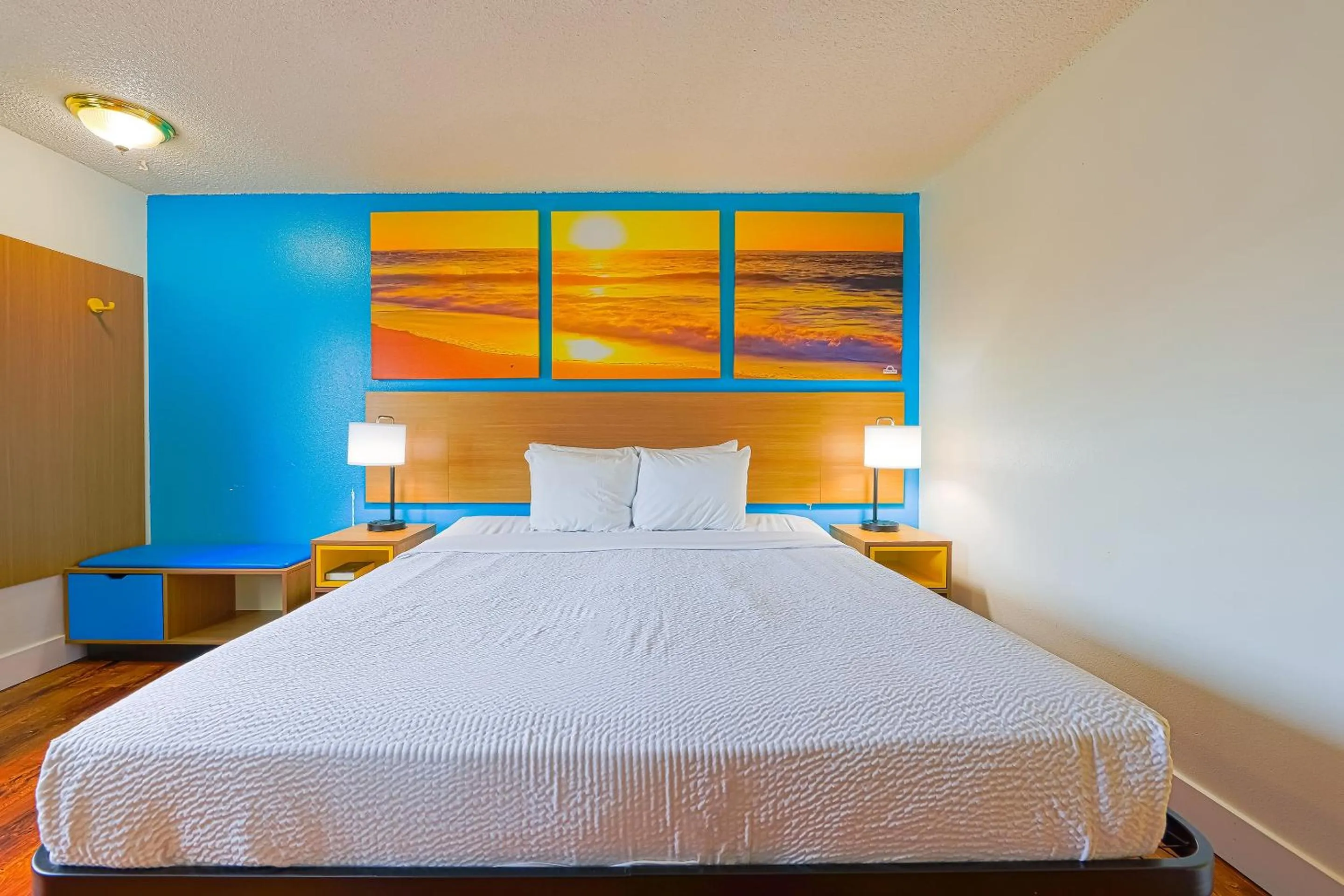 Bedroom, Bed in Coastal Inn by OYO Lincoln City - Oregon Coast Hwy