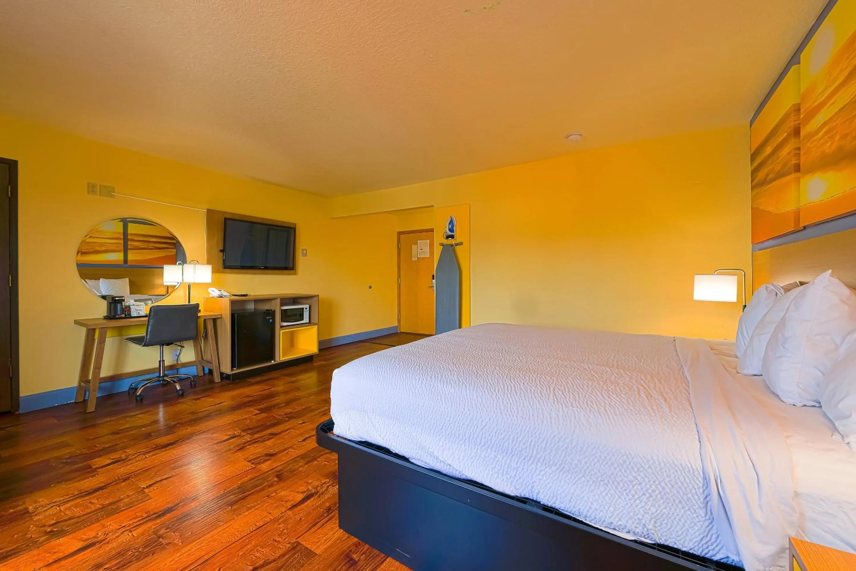 Bedroom, Bed in Coastal Inn by OYO Lincoln City - Oregon Coast Hwy