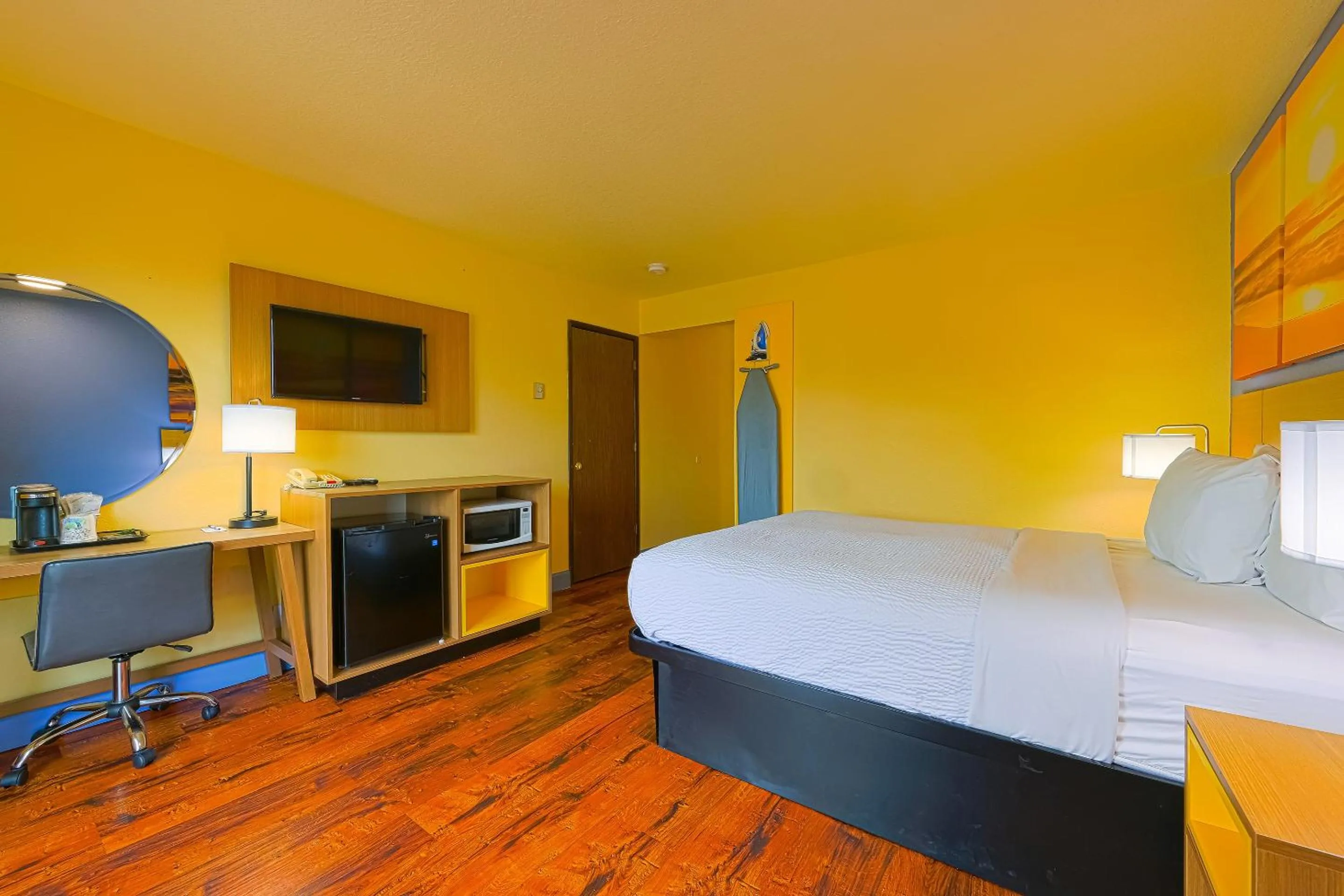 Bedroom, Bed in Coastal Inn by OYO Lincoln City - Oregon Coast Hwy