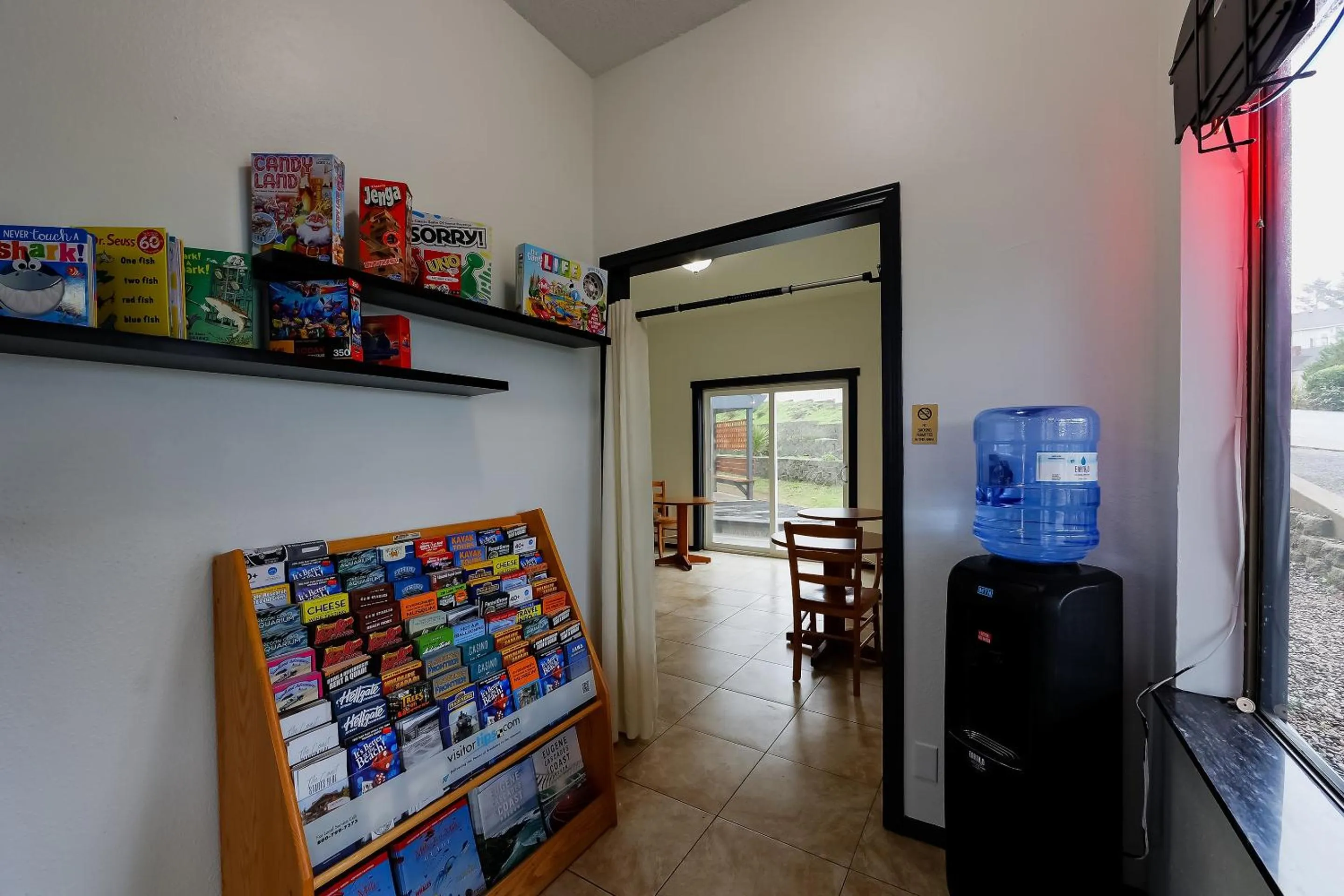 Lobby or reception in Coastal Inn by OYO Lincoln City - Oregon Coast Hwy