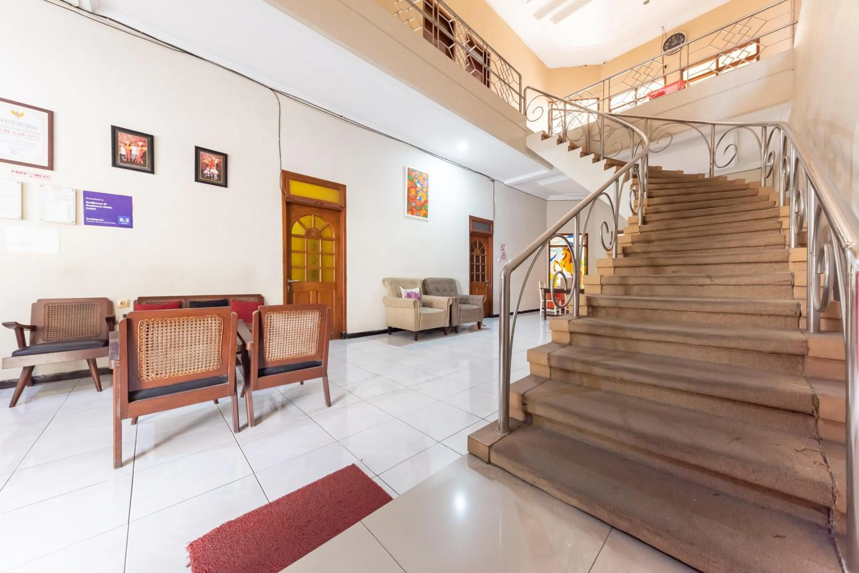 Seating area in RedDoorz @ Soekarno Hatta Indah