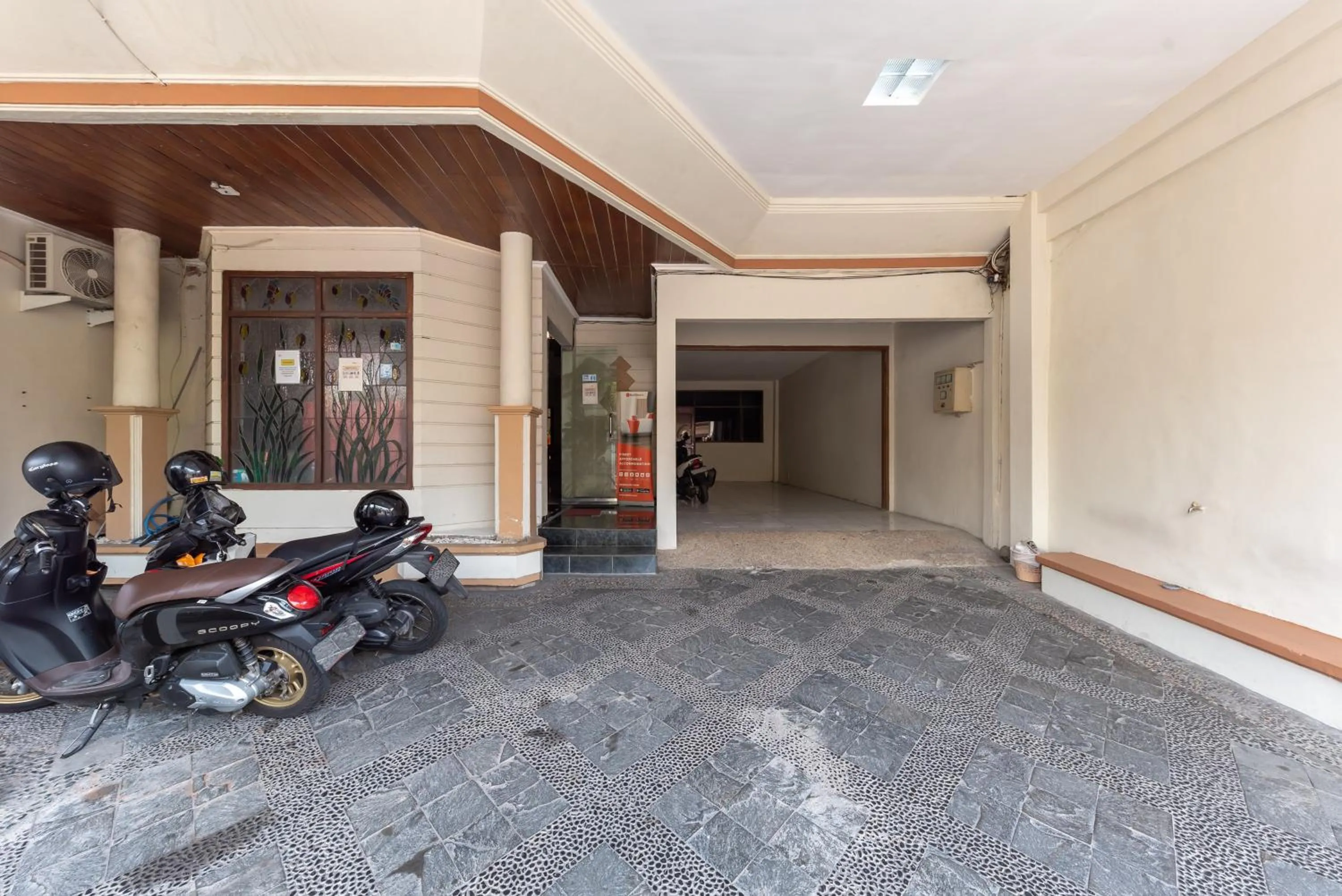 Parking in RedDoorz @ Soekarno Hatta Indah