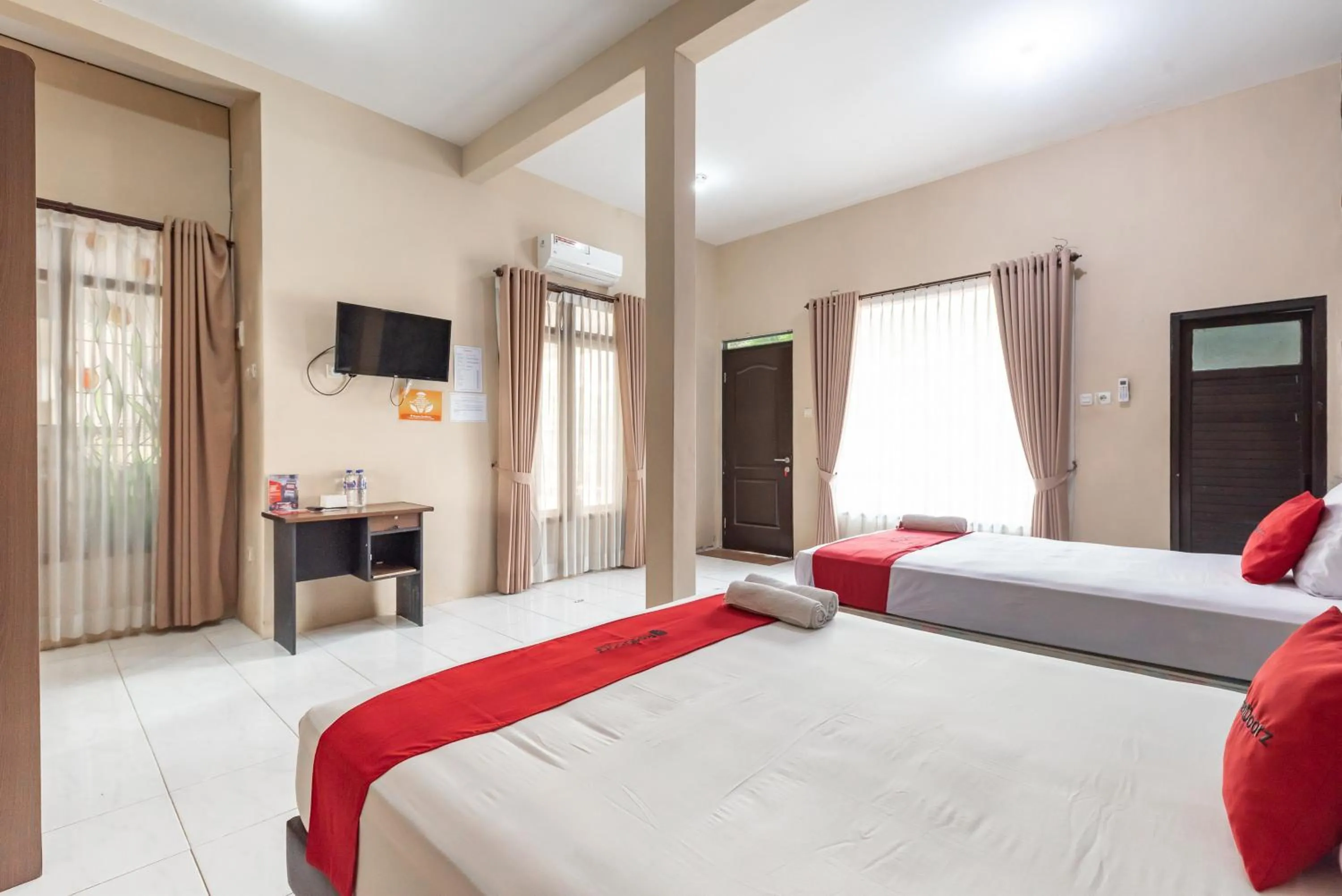 Bedroom, Bed in RedDoorz @ Soekarno Hatta Indah