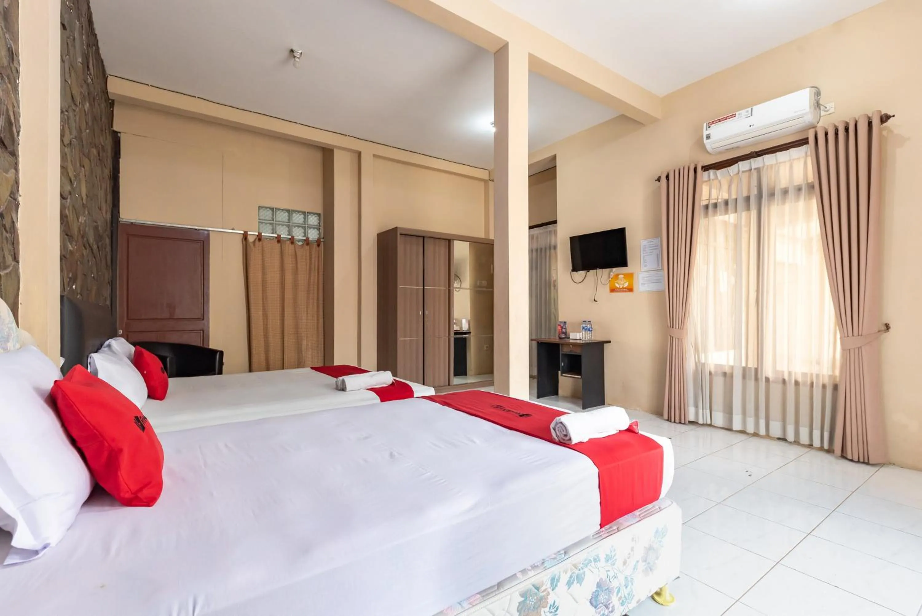 Bedroom, Bed in RedDoorz @ Soekarno Hatta Indah