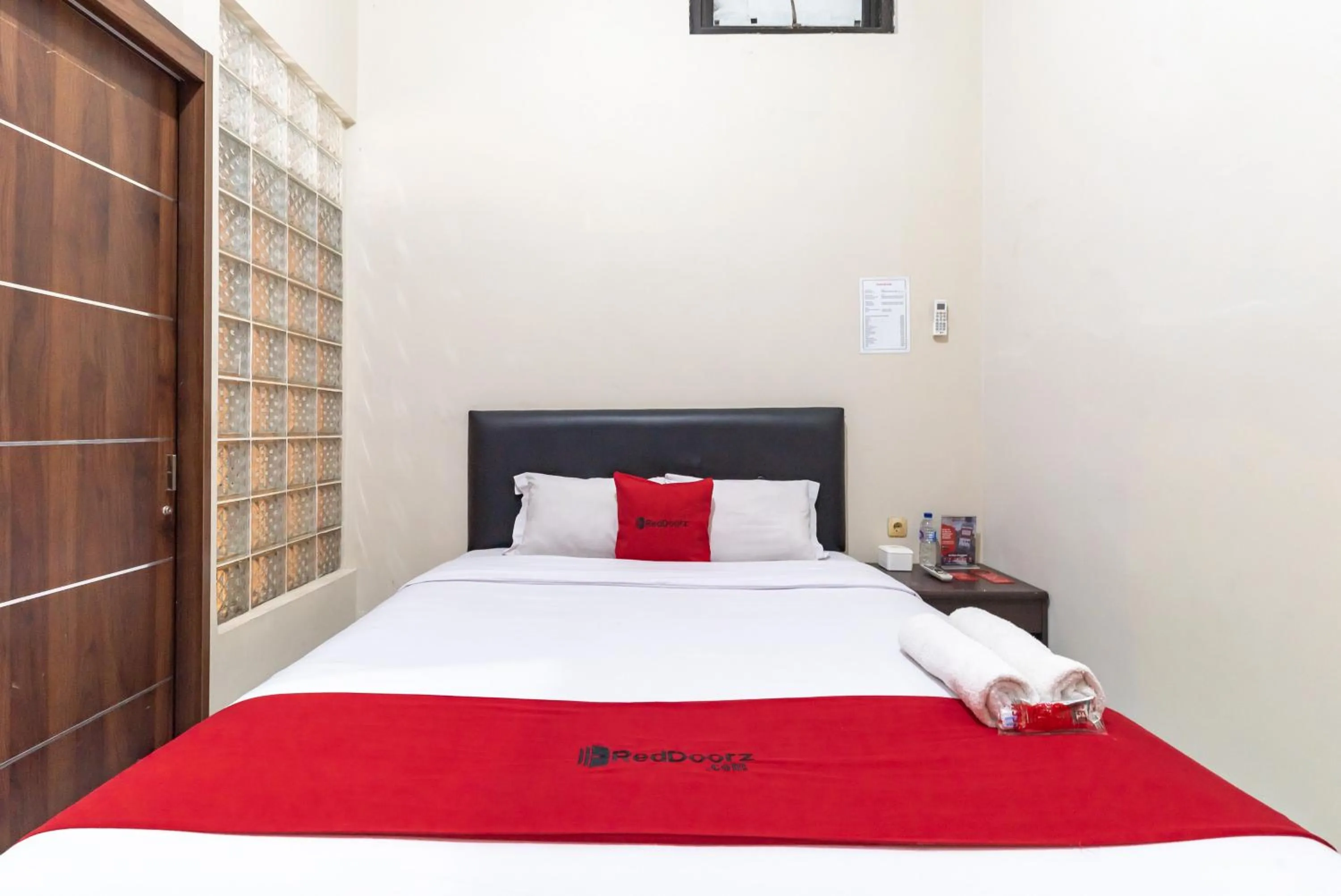 Bedroom, Bed in RedDoorz @ Soekarno Hatta Indah