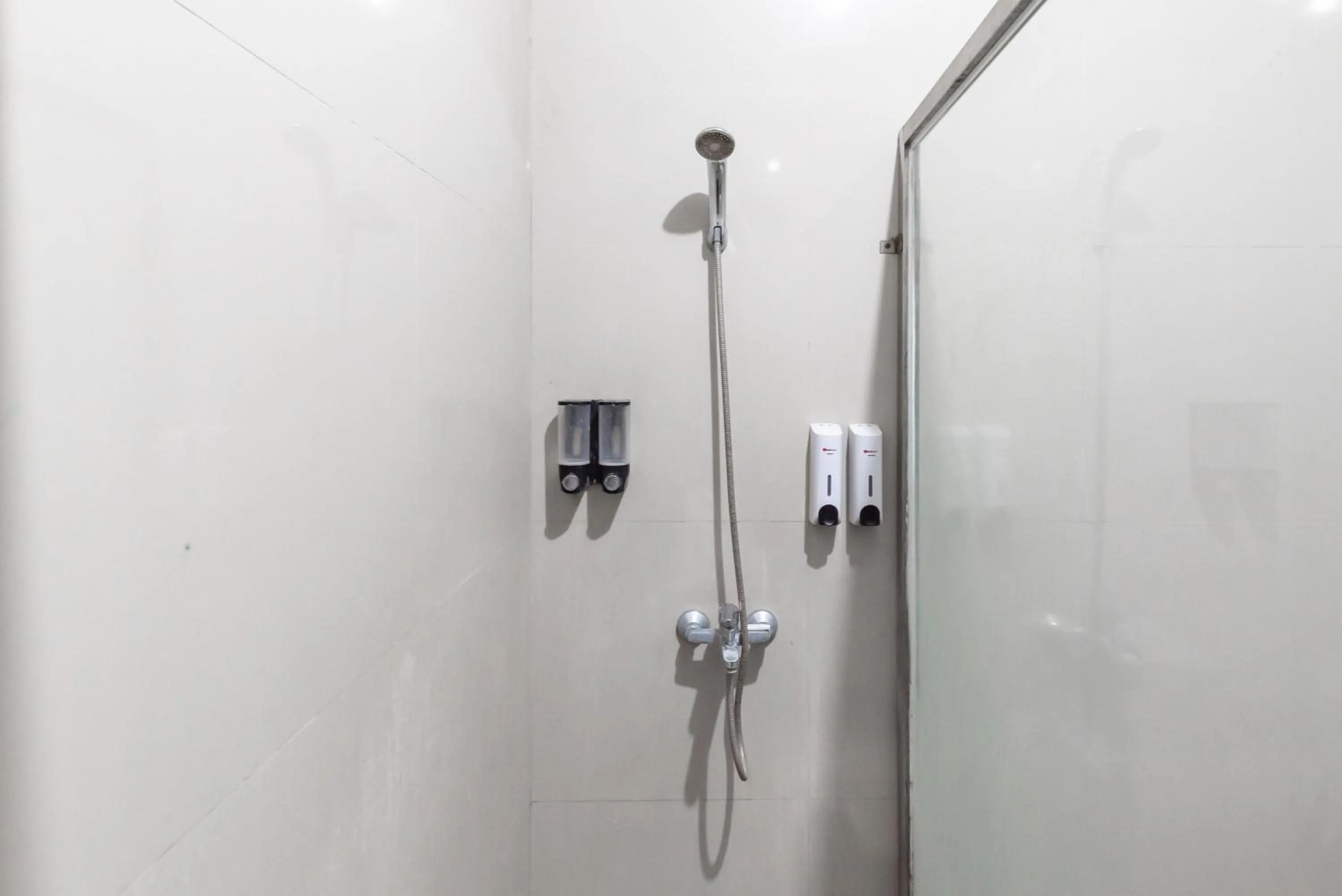 Bathroom in RedDoorz @ Soekarno Hatta Indah