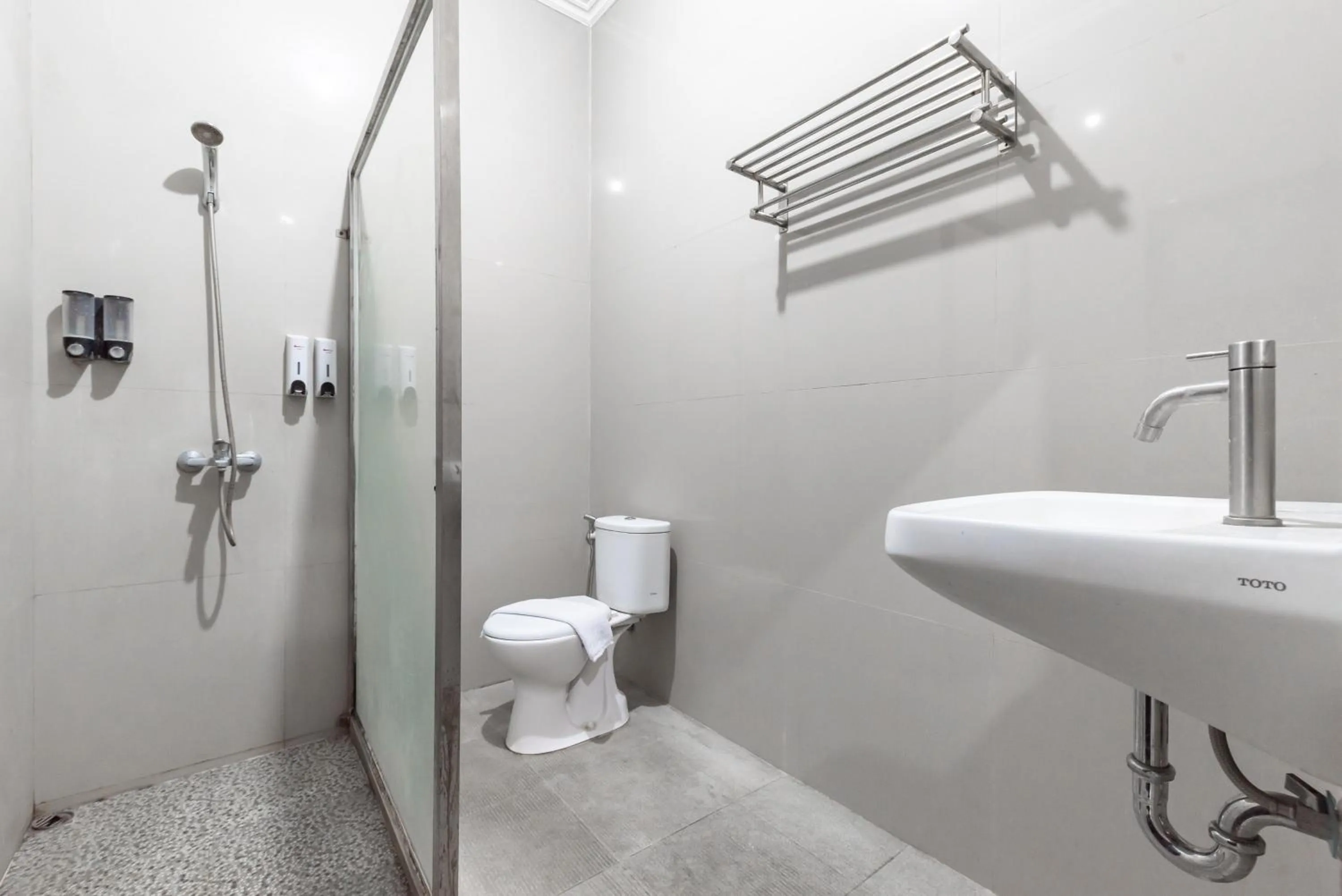 Bathroom in RedDoorz @ Soekarno Hatta Indah