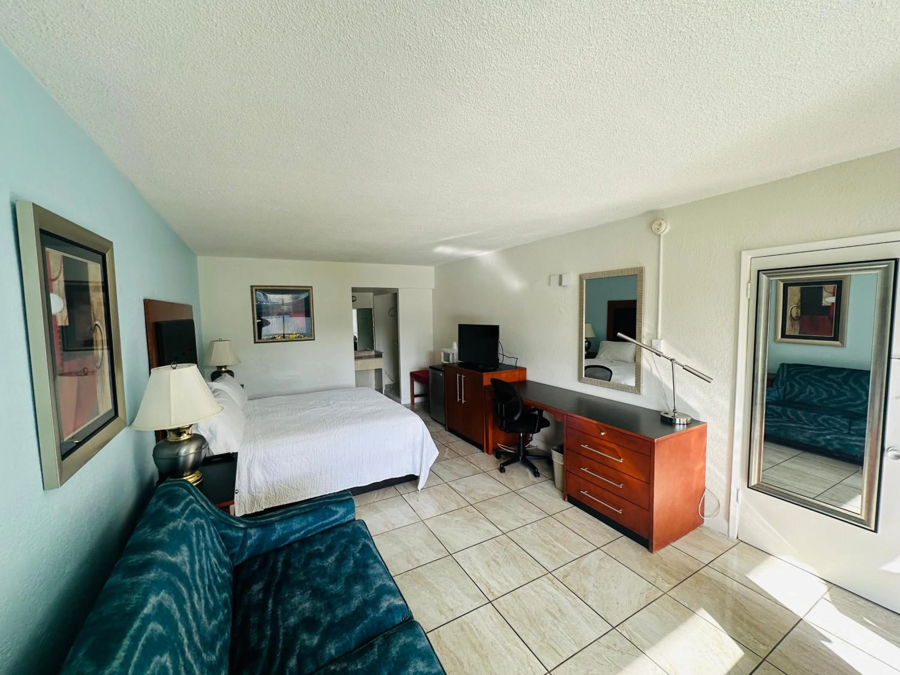 Communal lounge/ TV room, Bed in Boca Inn