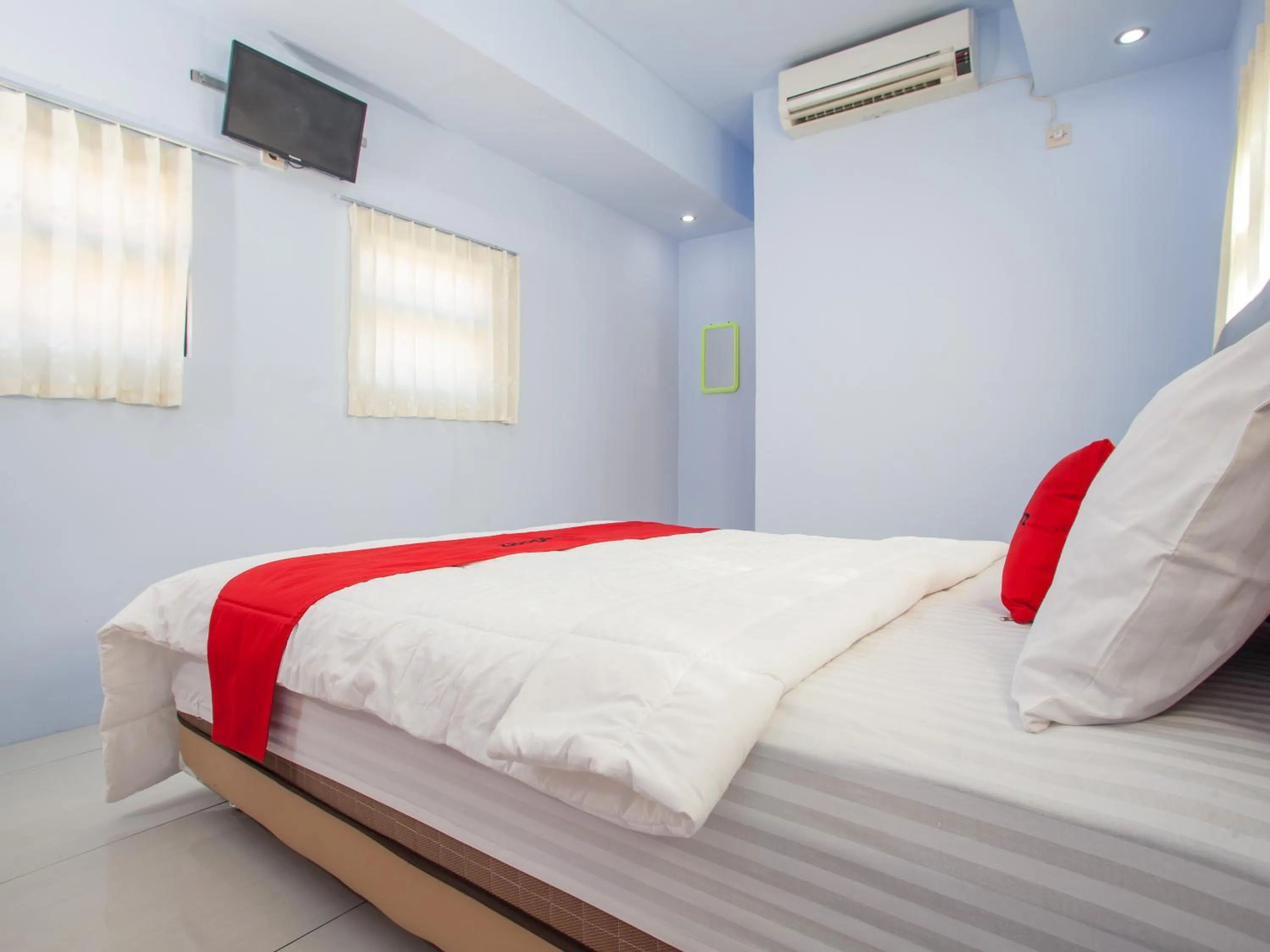 Bedroom, Bed in RedDoorz near Banyuwangi Kota Train Station