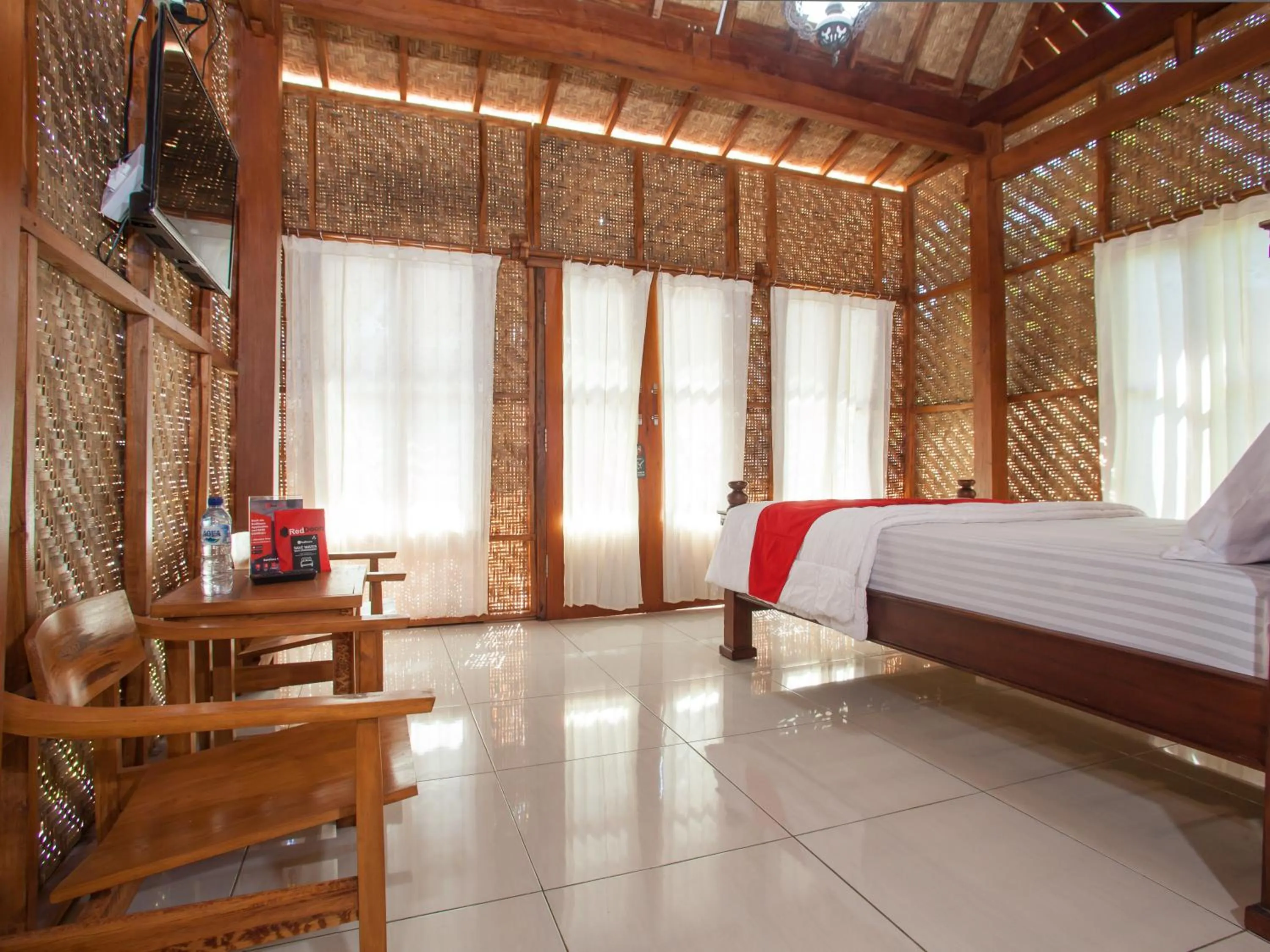 Bedroom, Bed in RedDoorz near Banyuwangi Kota Train Station