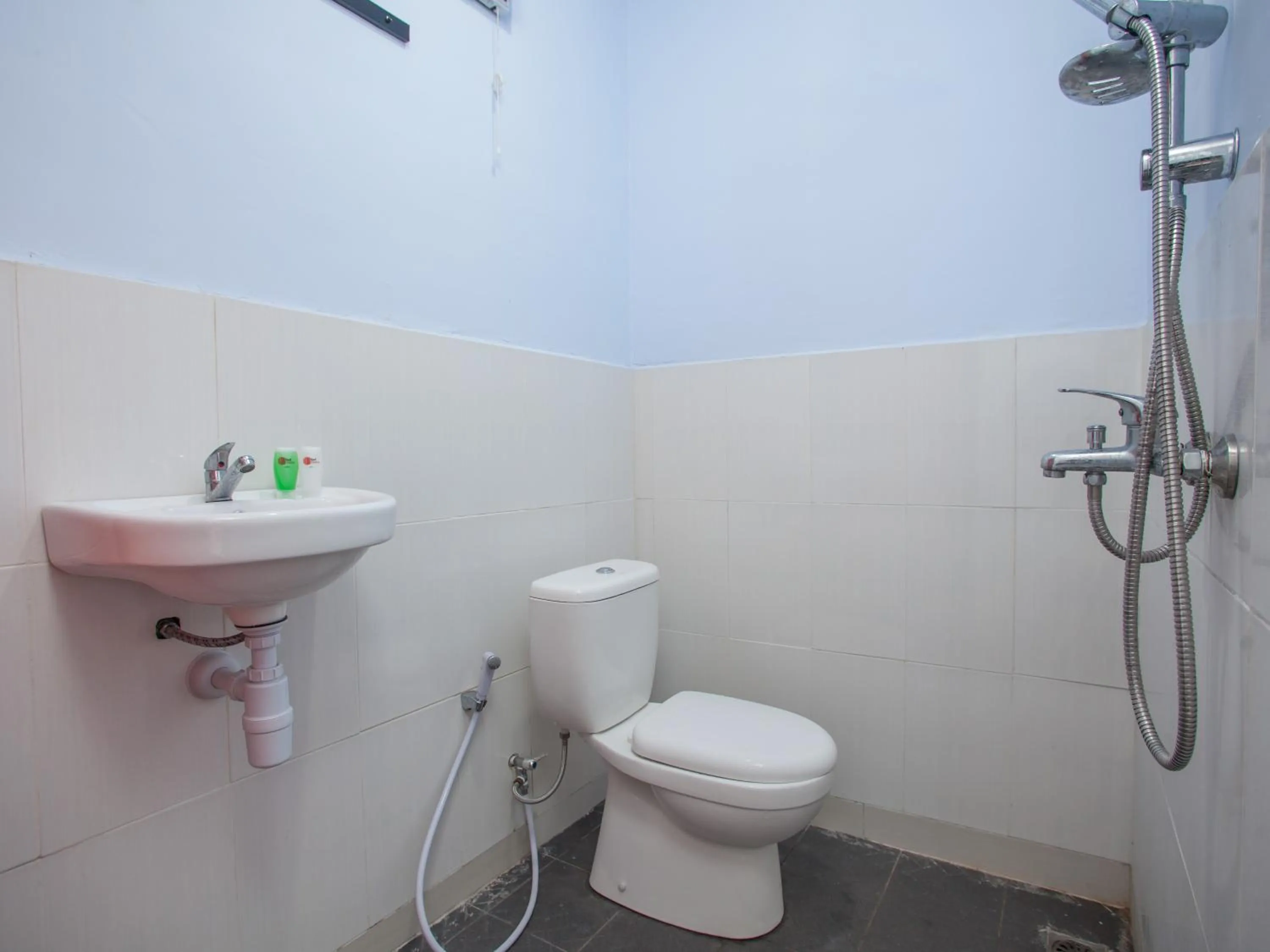 Bathroom in RedDoorz near Banyuwangi Kota Train Station