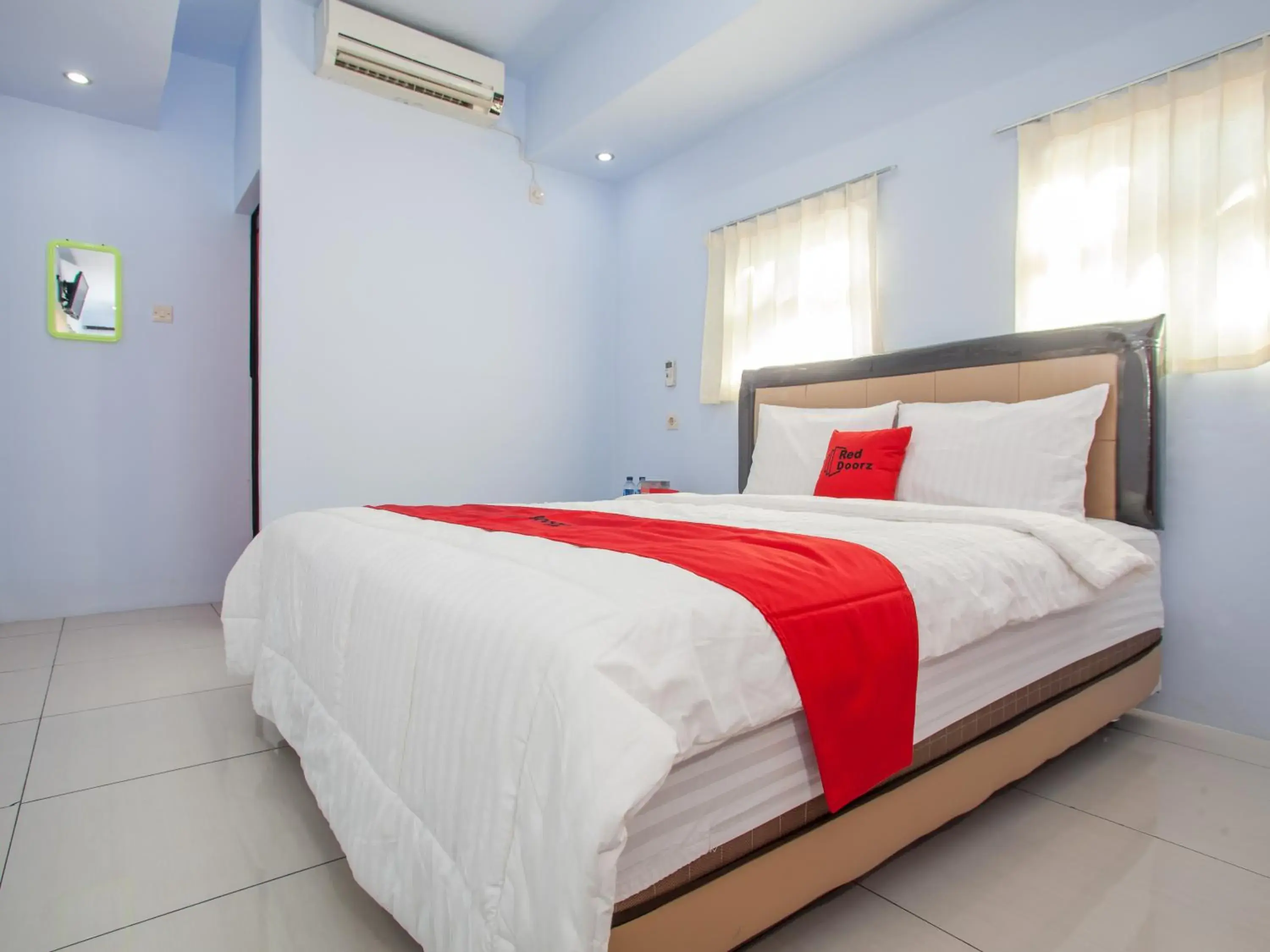 Bedroom, Bed in RedDoorz near Banyuwangi Kota Train Station Bedroom, Bed in RedDoorz near Banyuwangi Kota Train Station