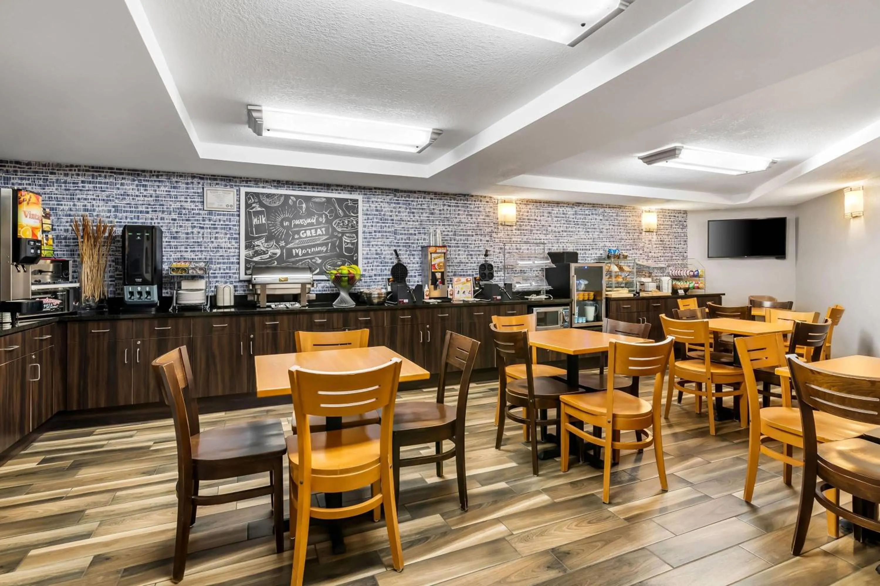 Restaurant/places to eat in AmericInn by Wyndham Crookston U of M Crookston