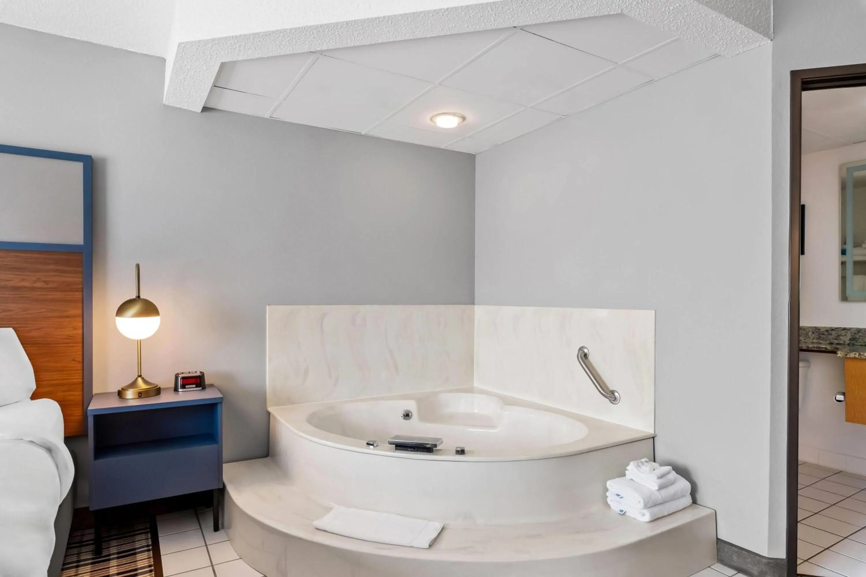 Bath, Bed in AmericInn by Wyndham Crookston U of M Crookston