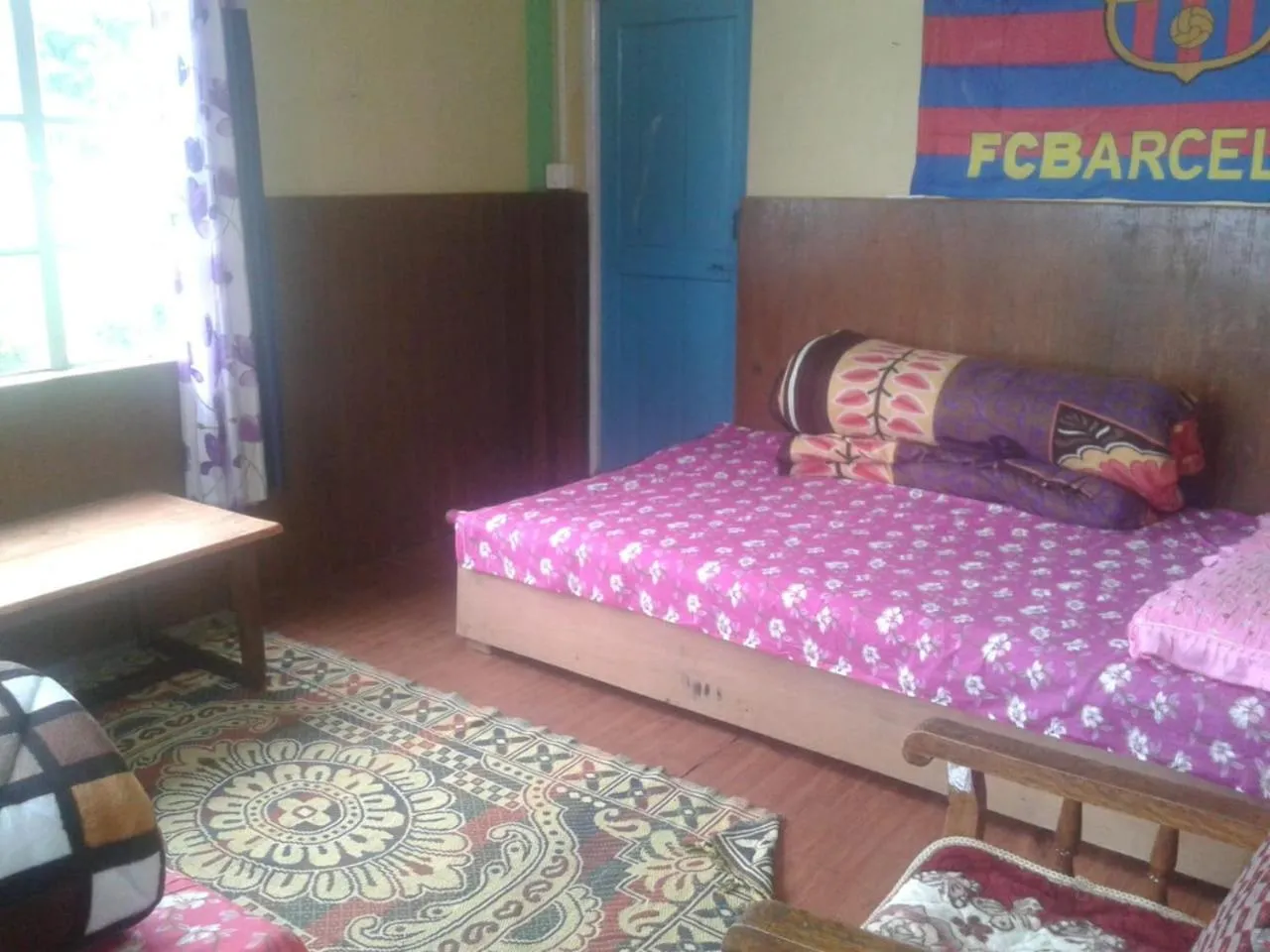 Photo of the whole room in Vamoose Kunga Delek