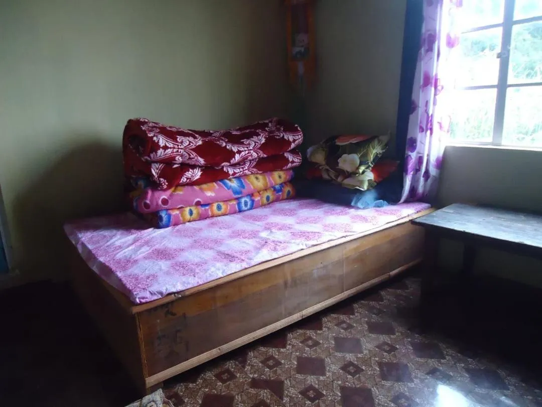 Photo of the whole room in Vamoose Kunga Delek