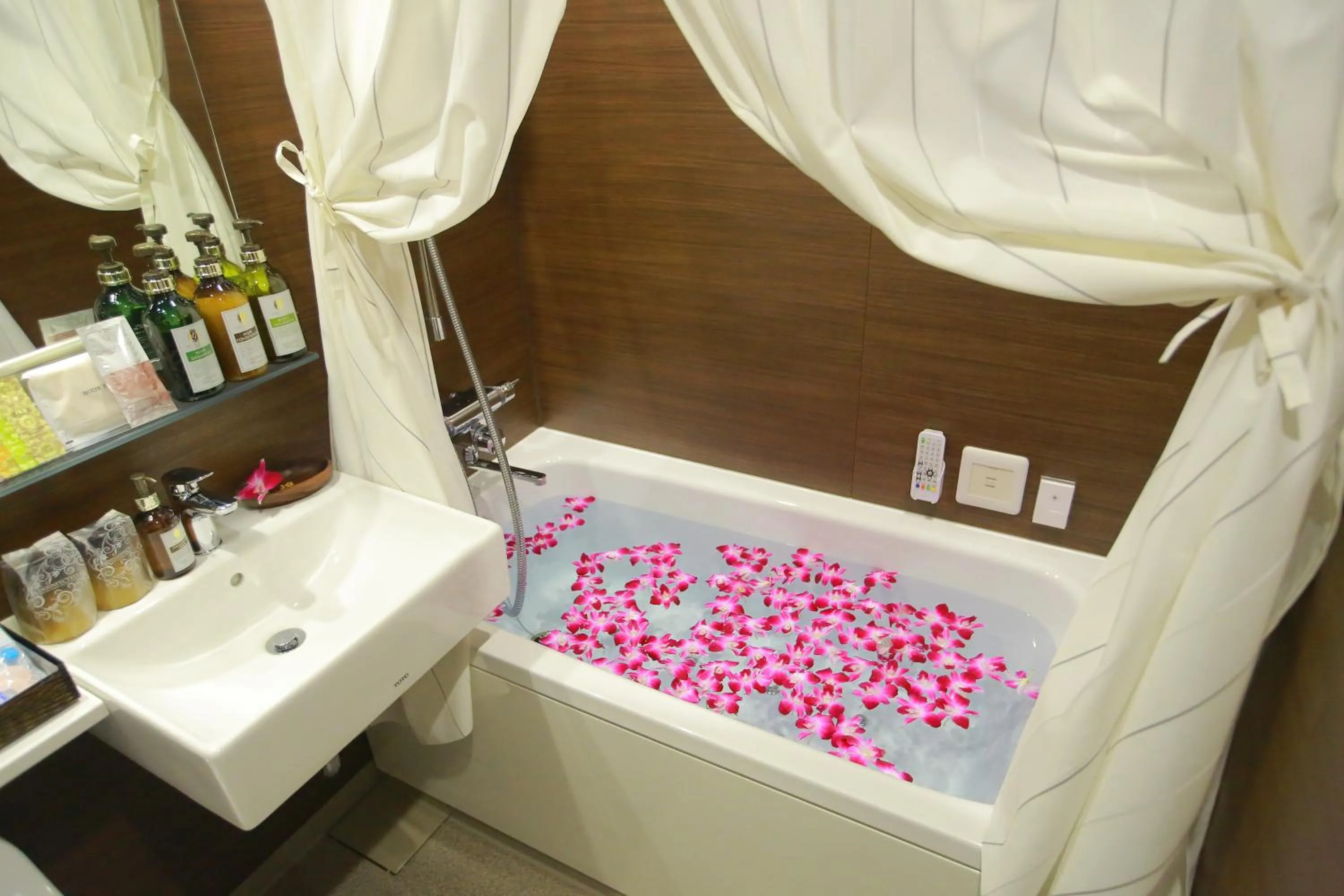 Bathroom in Hotel Petit Bali Garden Shin Okubo - Shinjuku Sta 10min walk -