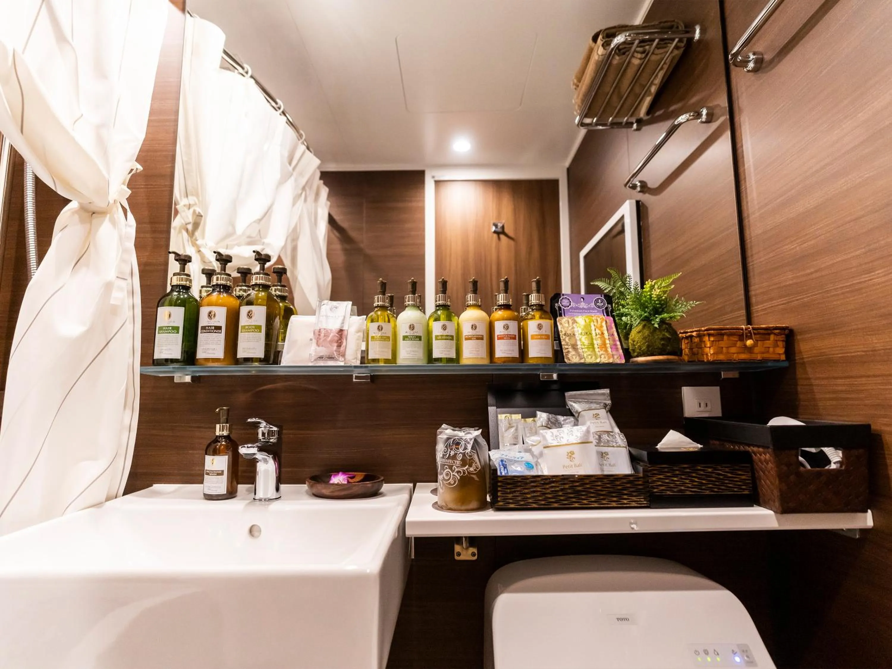 Bathroom in Hotel Petit Bali Garden Shin Okubo - Shinjuku Sta 10min walk -