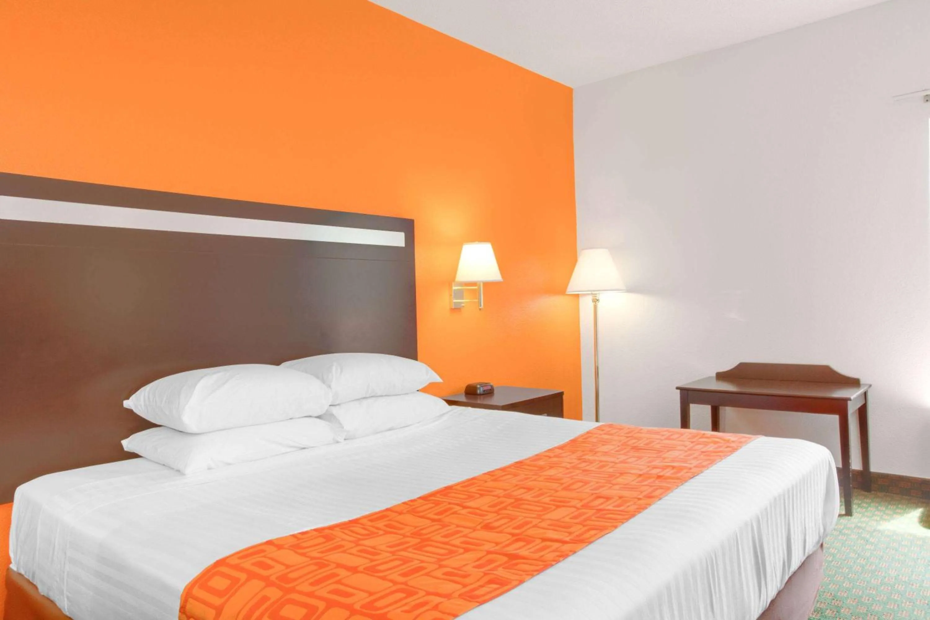 Photo of the whole room, Bed in Howard Johnson by Wyndham Beckley