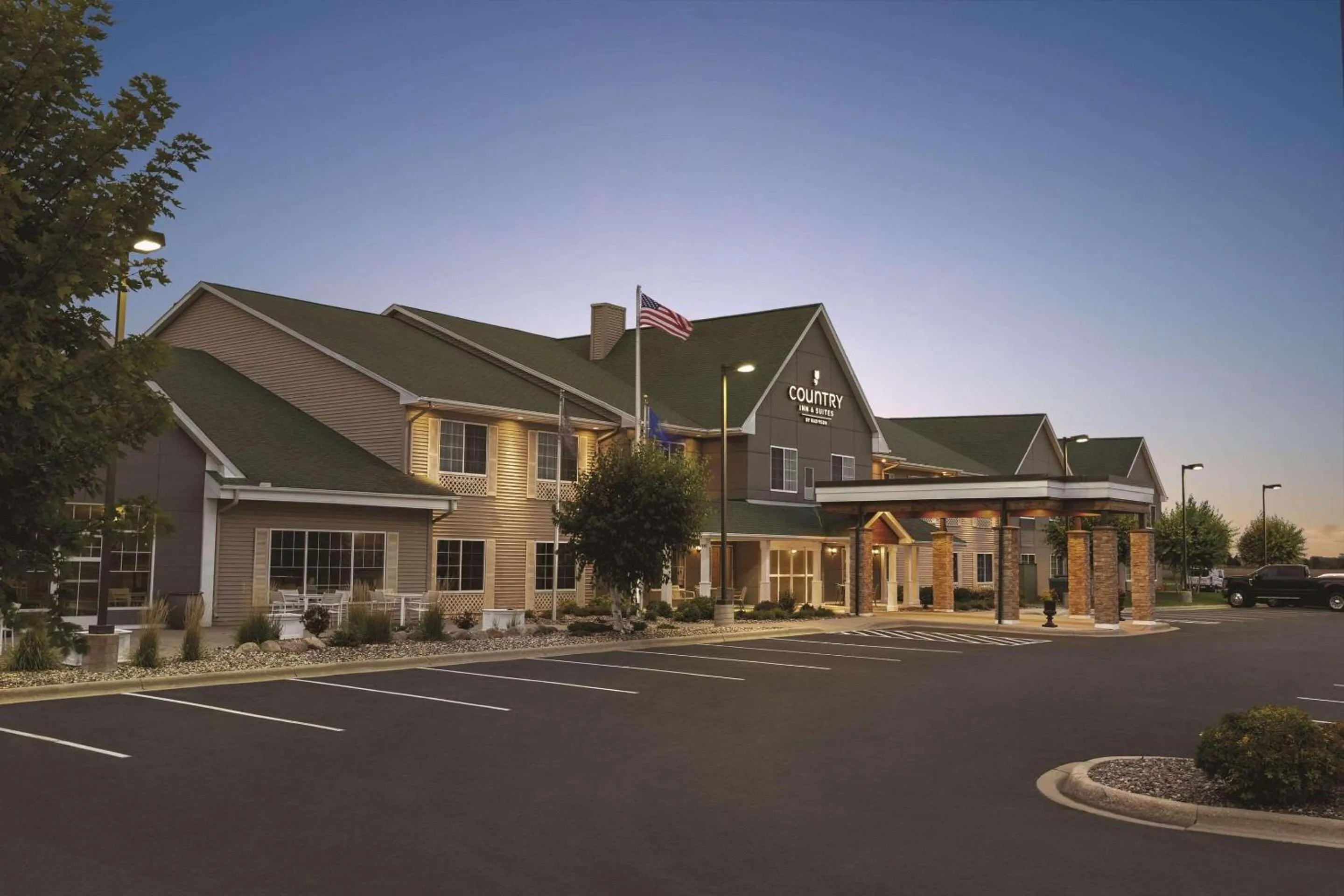 Property building in Country Inn & Suites by Radisson, Willmar, MN