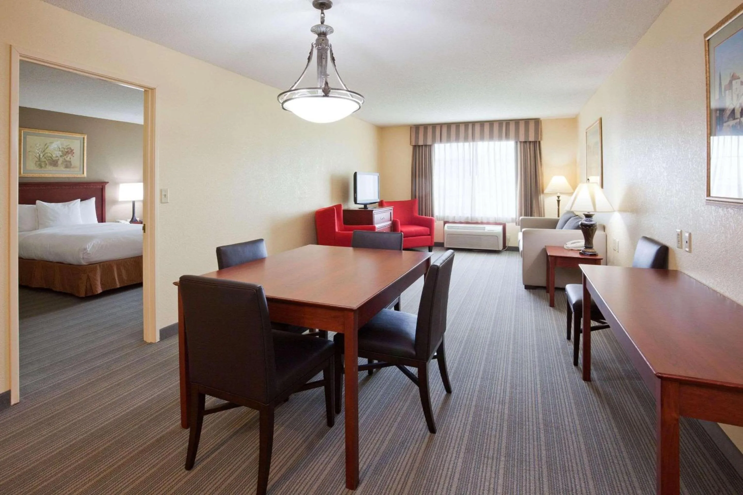 Bedroom, Bed in Country Inn & Suites by Radisson, Willmar, MN