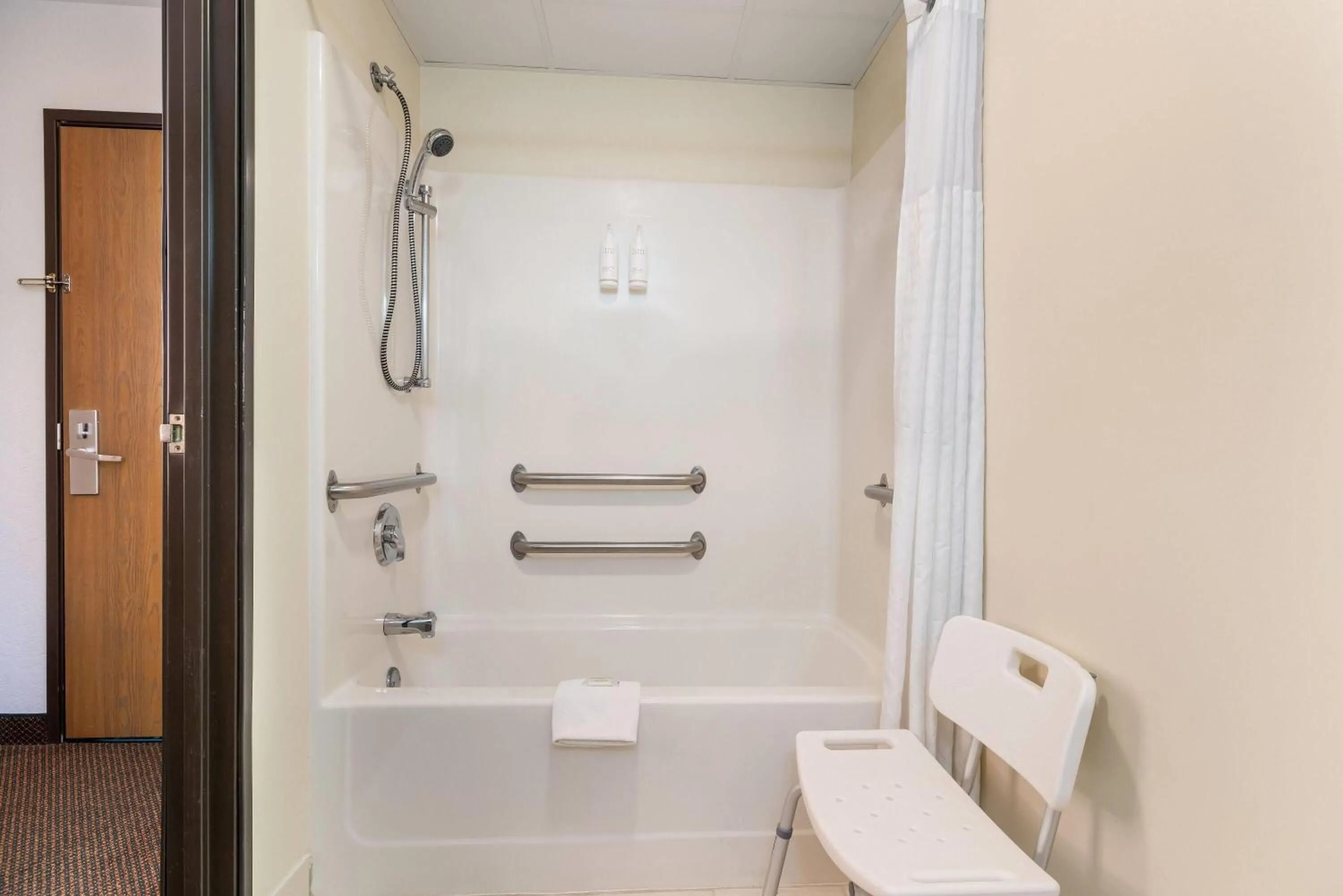 Bathroom in Howard Johnson by Wyndham Oacoma Hotel & Suites