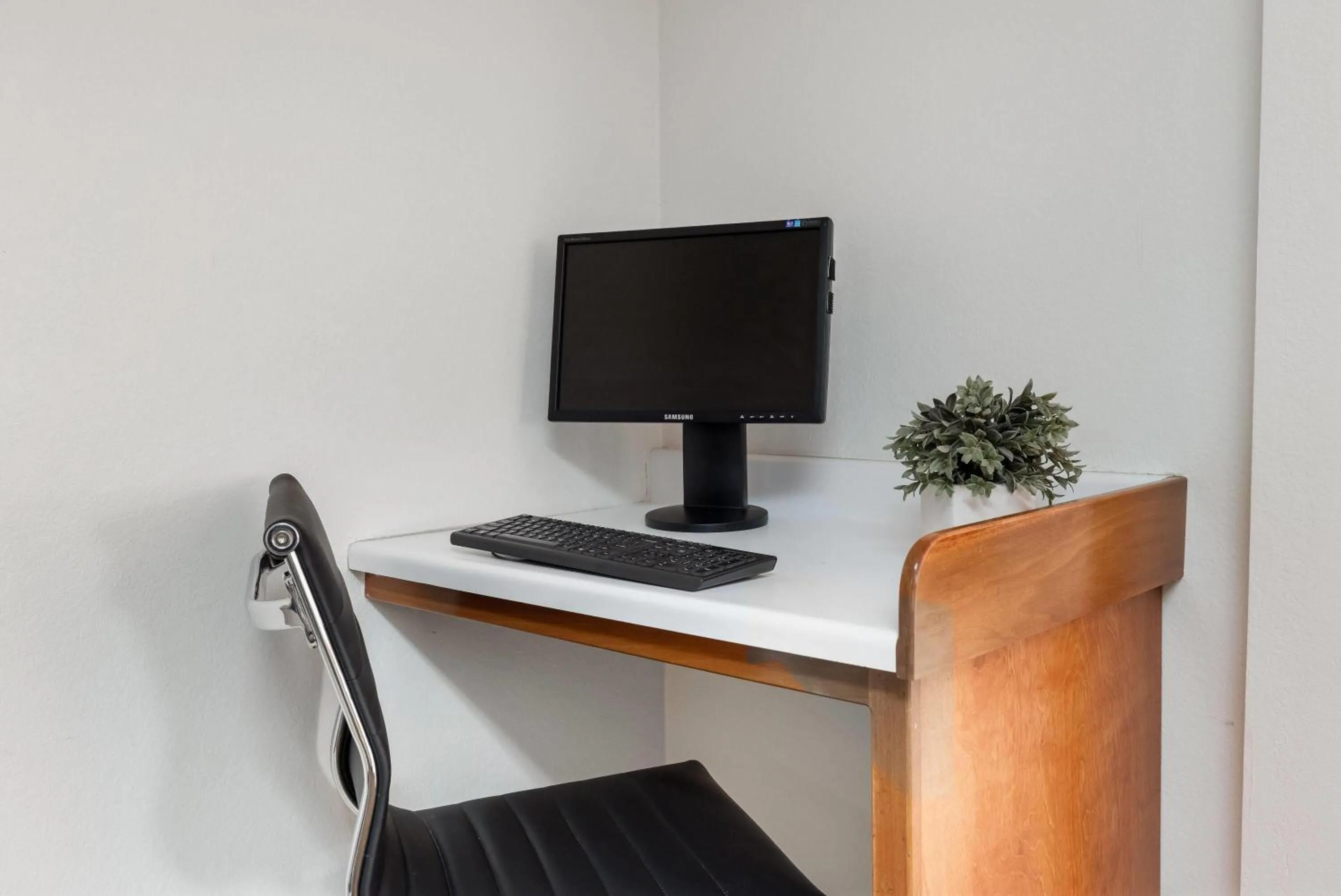 Business facilities in Howard Johnson by Wyndham Oacoma Hotel & Suites