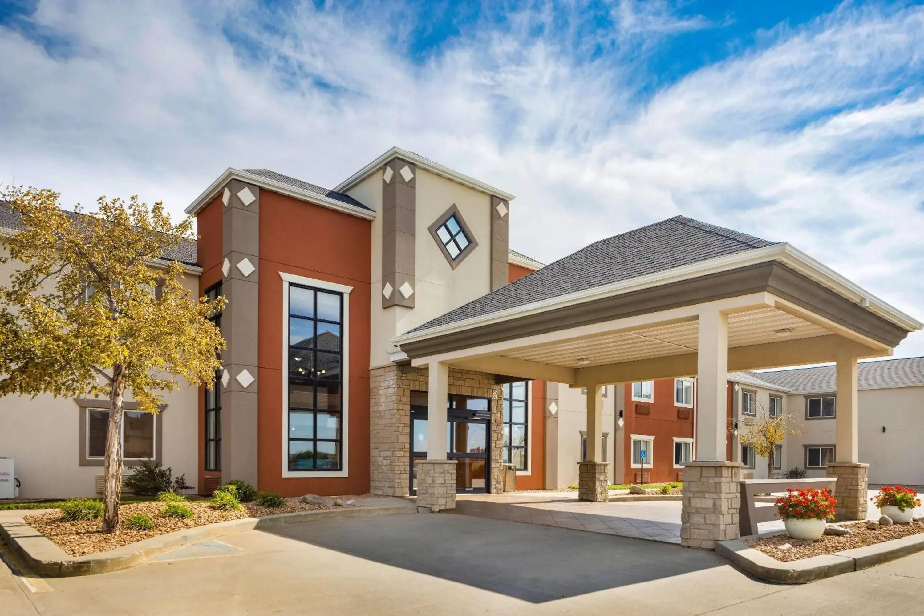 Property building in Howard Johnson by Wyndham Oacoma Hotel & Suites Property building in Howard Johnson by Wyndham Oacoma Hotel & Suites
