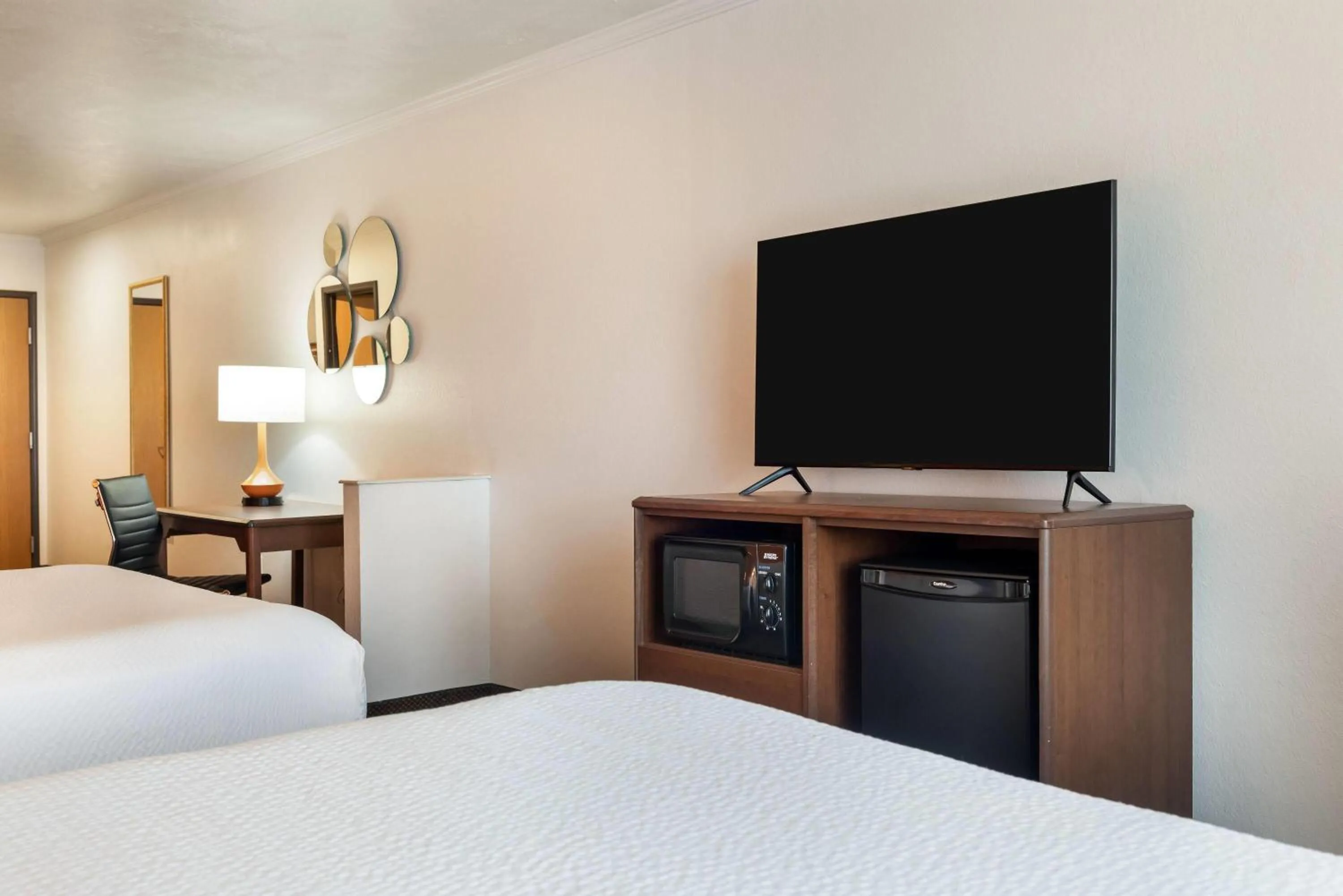 Photo of the whole room, Bed in Howard Johnson by Wyndham Oacoma Hotel & Suites