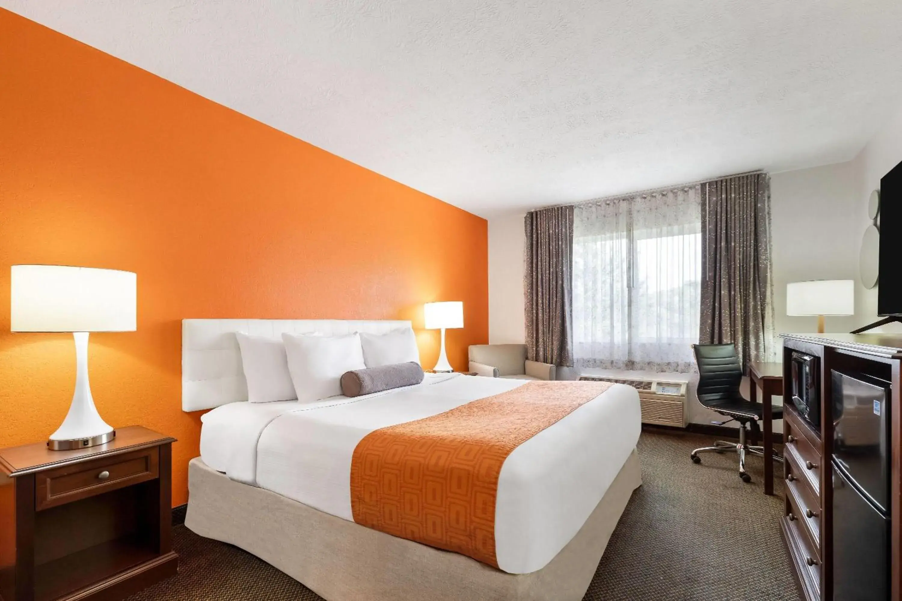 Bed in Howard Johnson by Wyndham Oacoma Hotel & Suites Bed in Howard Johnson by Wyndham Oacoma Hotel & Suites