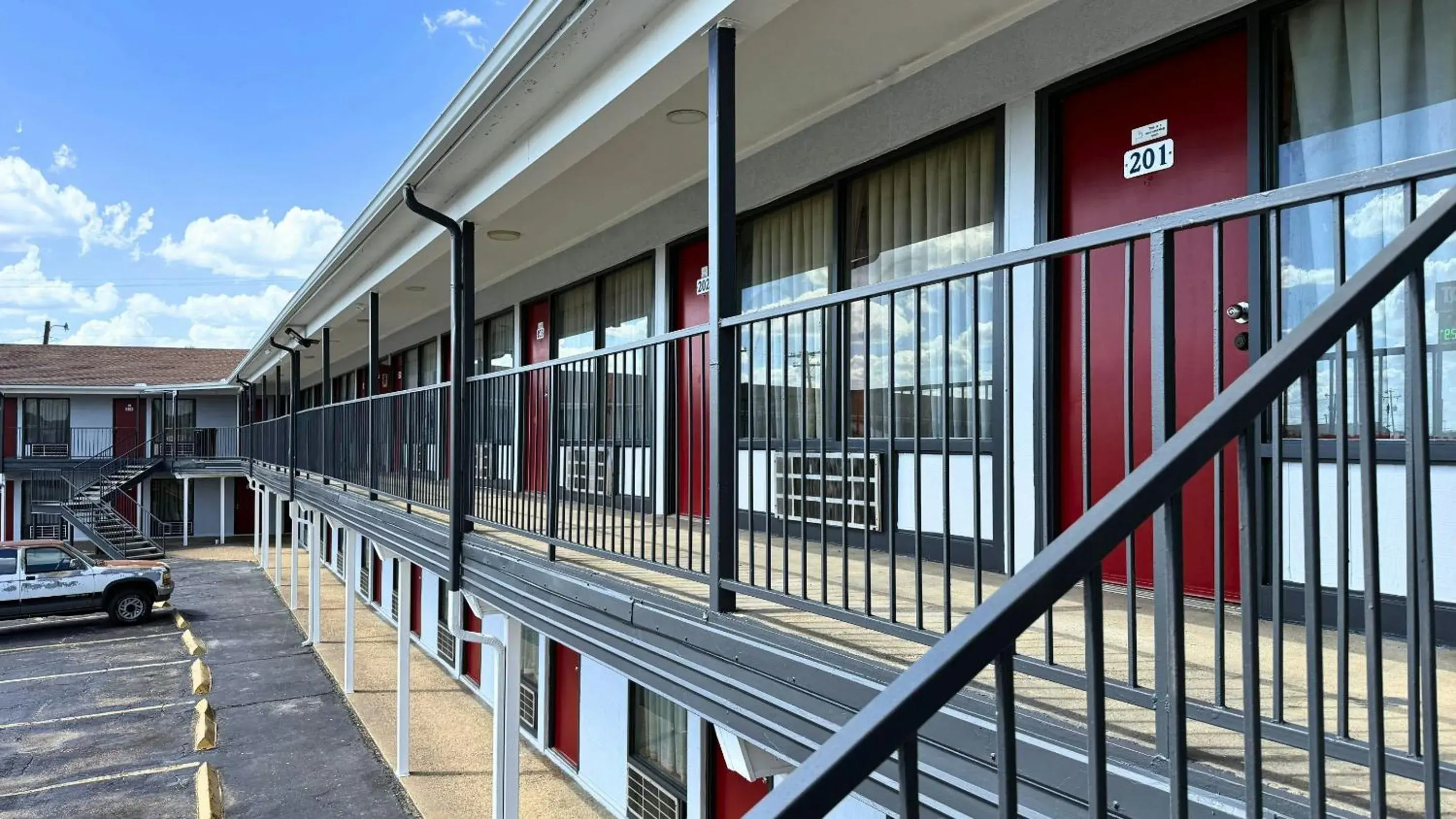 Property building in Thunderbird Motel Hillsboro Property building in Thunderbird Motel Hillsboro