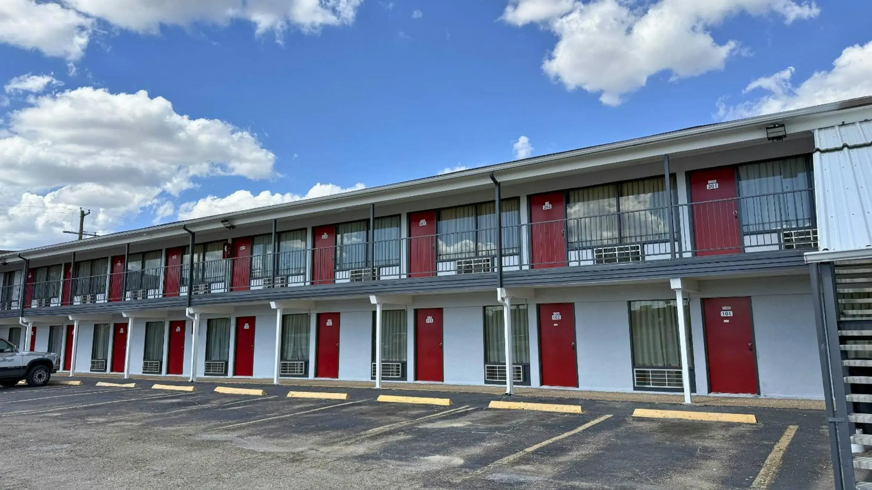 Facade/entrance in Thunderbird Motel Hillsboro Facade/entrance in Thunderbird Motel Hillsboro
