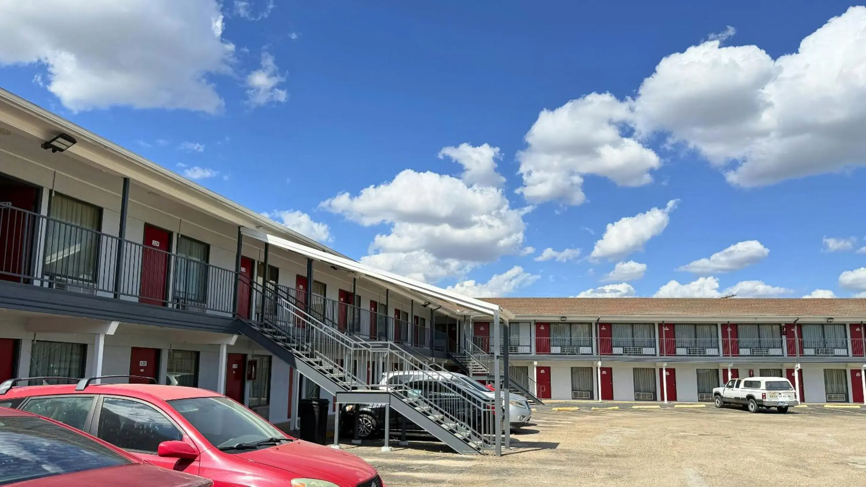 Property building in Thunderbird Motel Hillsboro Property building in Thunderbird Motel Hillsboro